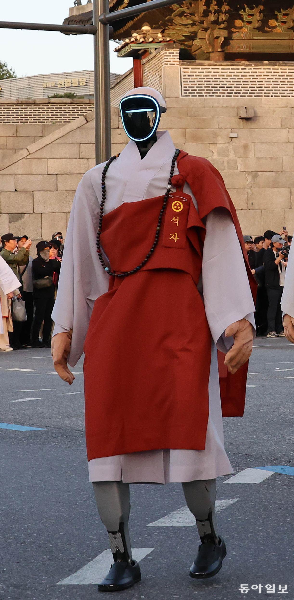 지난달 16일 연등 행렬에 참여한 로봇 스님. 동아일보DB