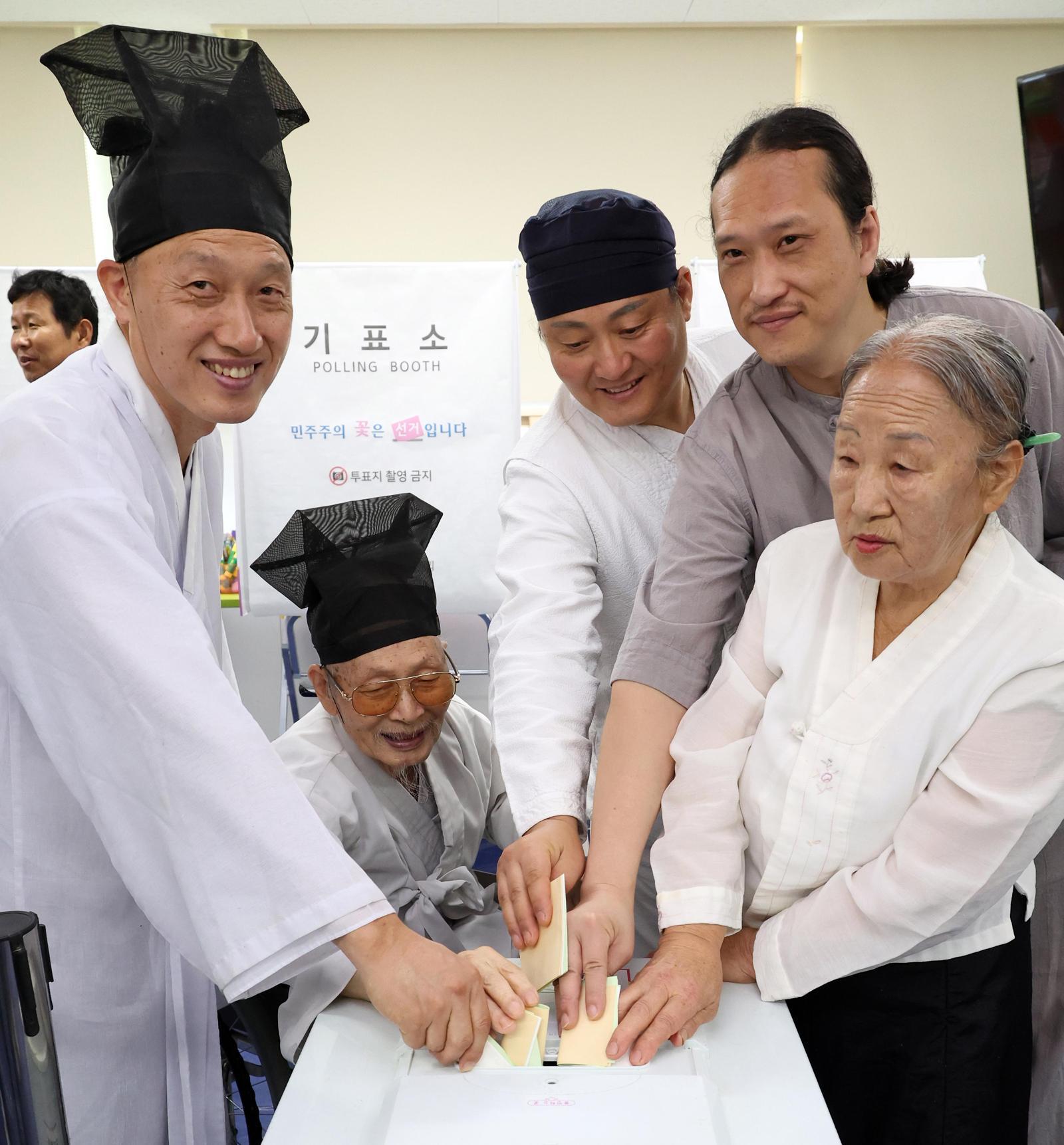 도포 차림 한표 제9회 전국동시지방선거일인 3일 다양한 유권자가 소중한 한 표를 행사했다. 충남 논산시 연산면에서는 도포 차림을 한 유권자들이 함께 투표에 참여했다. 논산=뉴시스