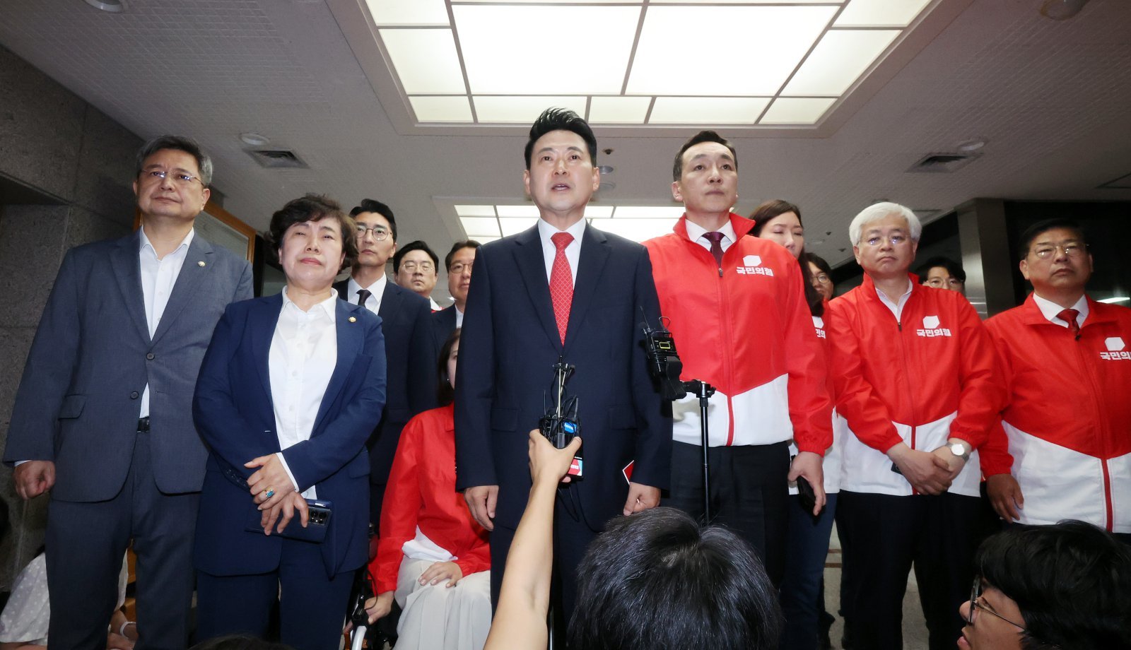 장동혁 국민의힘 대표가 6·3 지방선거 본투표가 실시된 3일 서울 송파구 등 일부 투표소에서 벌어진 투표용지 부족 사태와 관련해 경기 과천 중앙선거관리위원회를 방문, 노태악 중앙선거관리위원장과의 면담을 마친 뒤 발언하고 있다. 2026.6.3/뉴스1