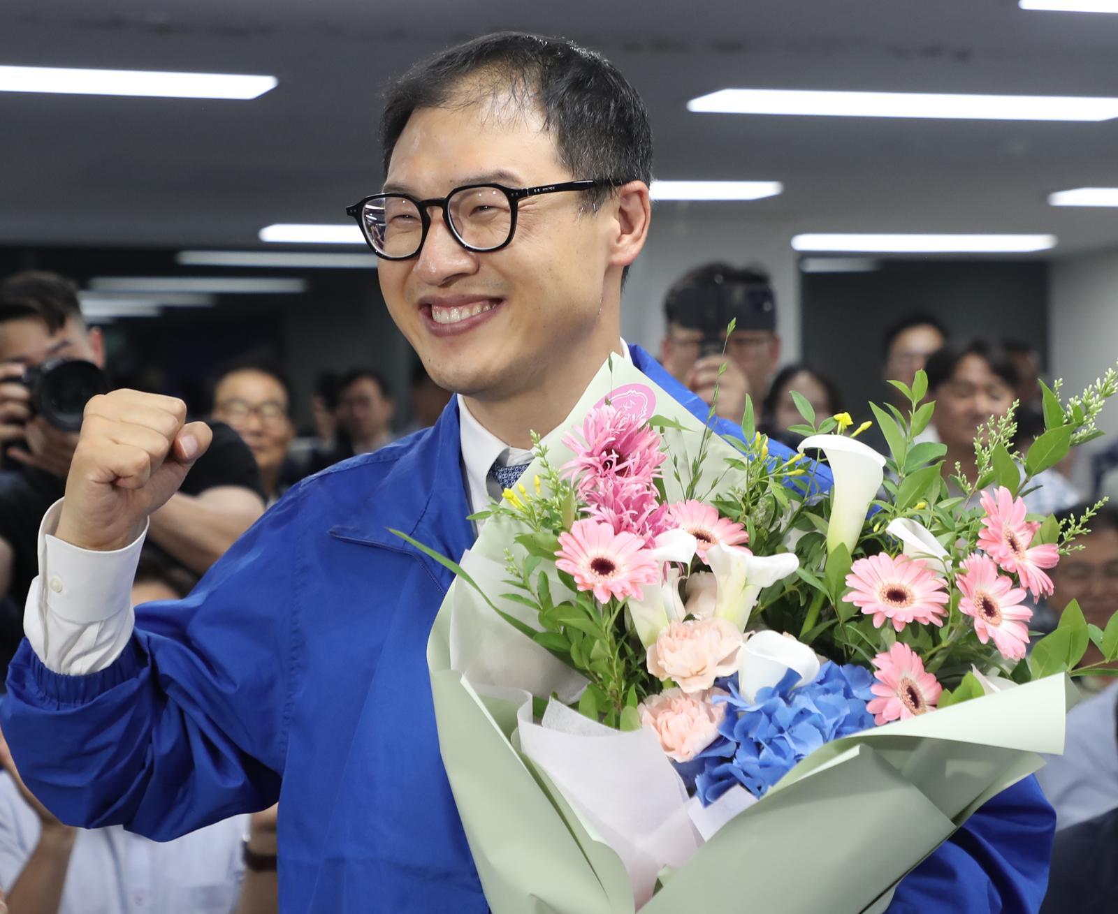 김상욱 더불어민주당 울산시장 후보가 3일 오후 울산 남구에 마련된 자신의 선거캠프에서 당선이 확실시 되자 꽃다발을 들고 환호하고 있다. 2026.6.4/뉴스1