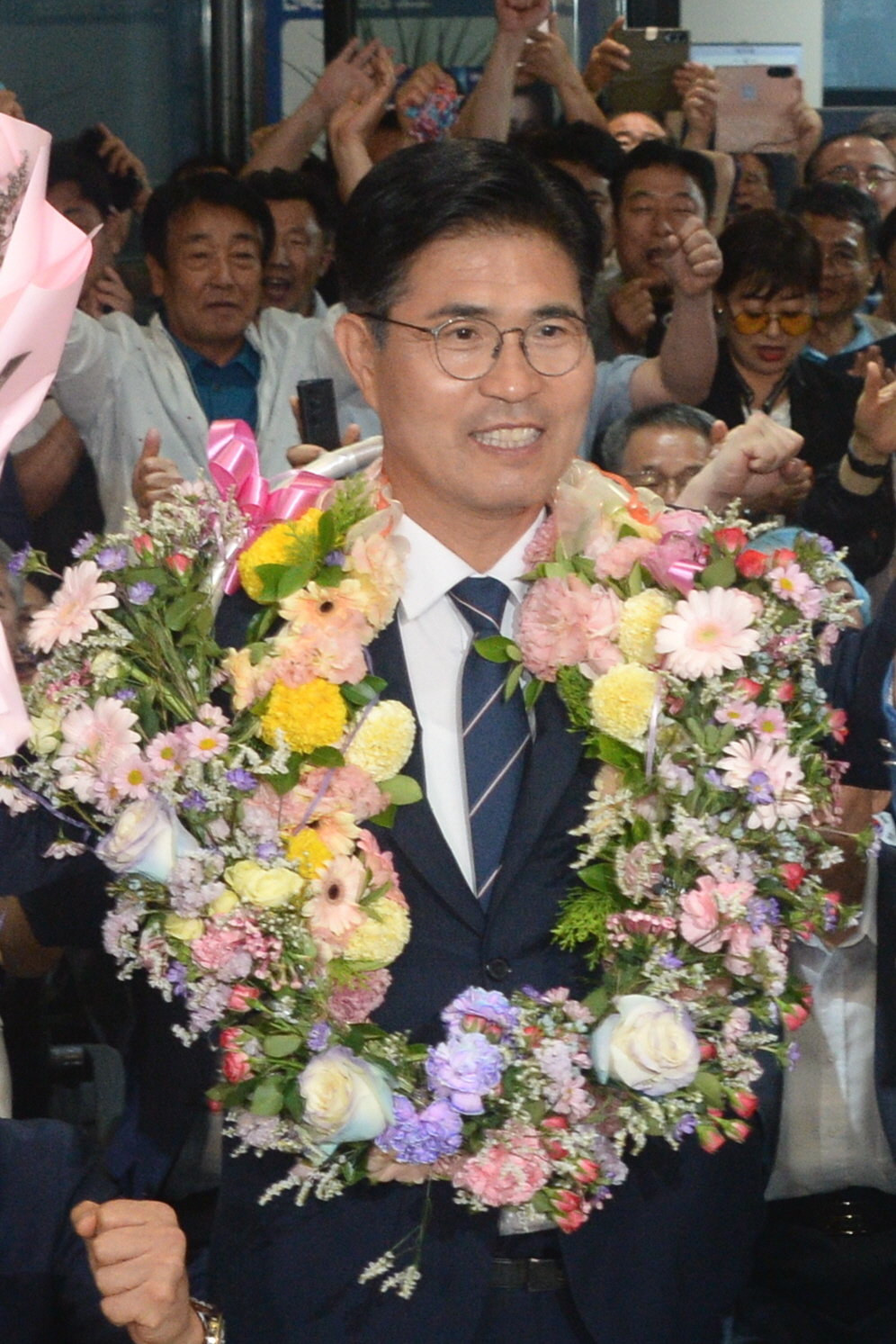 이원택 더불어민주당 전북특별자치도지사 당선인이 4일 전북 전주시 완산구 이원택 전북특별자치도지사 후보 선거사무소에서 당선을 축하하며 환호성을 지르고 있다. 2026.06.04.[전주=뉴시스]