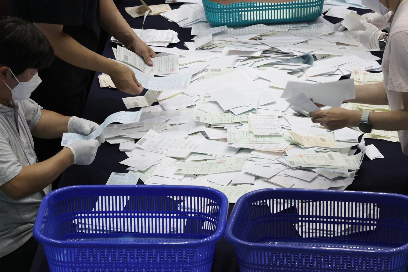 3일 서울 관악구 관악구선거관리위원회 개표소에 마련된 제9회 전국동시지방선거 개표소에서 2020 현재 개표가 진행되고 있는 가운데 투표함이 속속 들어오고 있다. 변영욱 기자 cut@donga.com