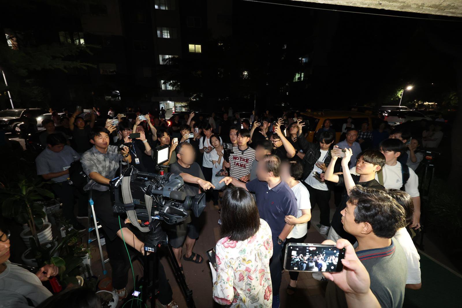 제9회 동시지방투표일인 3일 오후 투표용지 부족으로 투표 시간이 오후 10시까지 연장된 서울 송파구 잠실7동 제2투표소 앞에서 투표 무효를 주장하는 주민과 이에 반대하는 주민들이 언쟁을 벌이고 있다. 2026.6.3 ⓒ 뉴스1