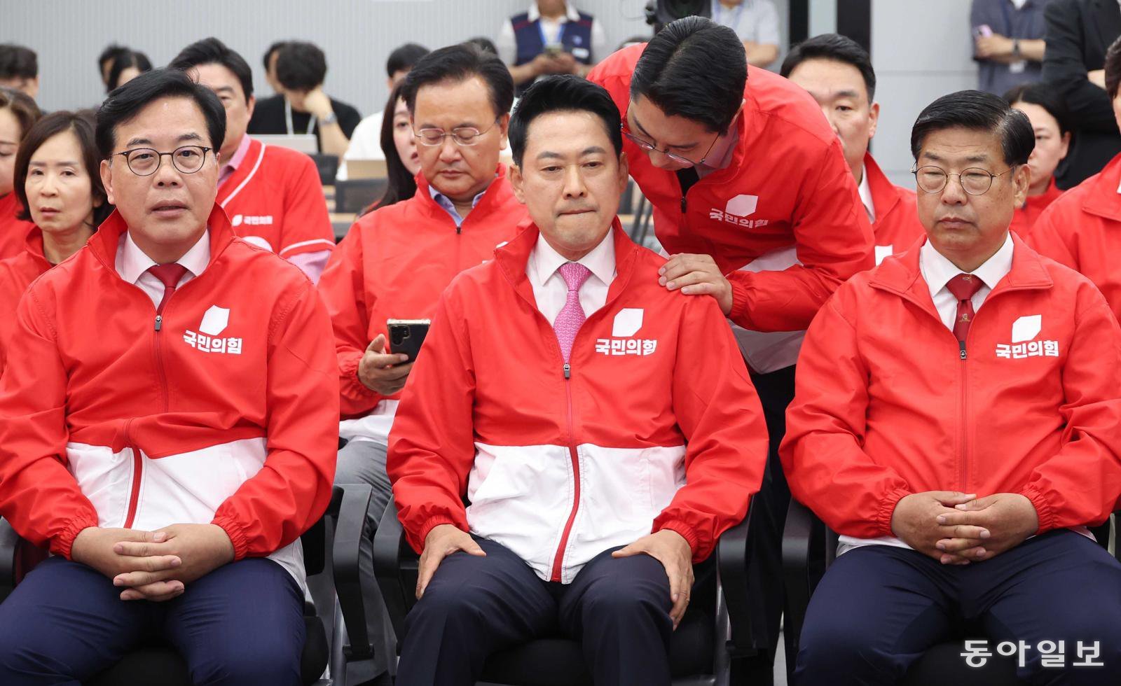 국민의힘 장동혁 대표(가운데)가 3일 오후 서울 여의도 국민의힘 중앙당사에 마련된 개표상황실에서 제9회 전국동시지방선거 개표방송 출구조사 결과를 보며 박준태 비서실장의 보고를 받고 있다. 왼쪽은 송언석 원내대표. 
이훈구 기자 ufo@donga.com
