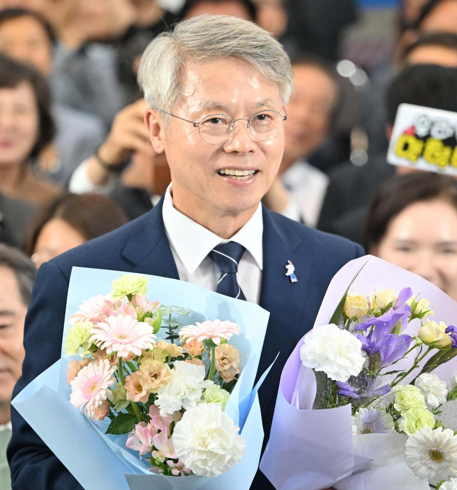 민주당 민형배 전남광주통합특별시장 후보가 3일 오후 광주 서구 선거사무소에서 지지자들로부터 꽃다발을 건네받은 모습. 광주=뉴시스