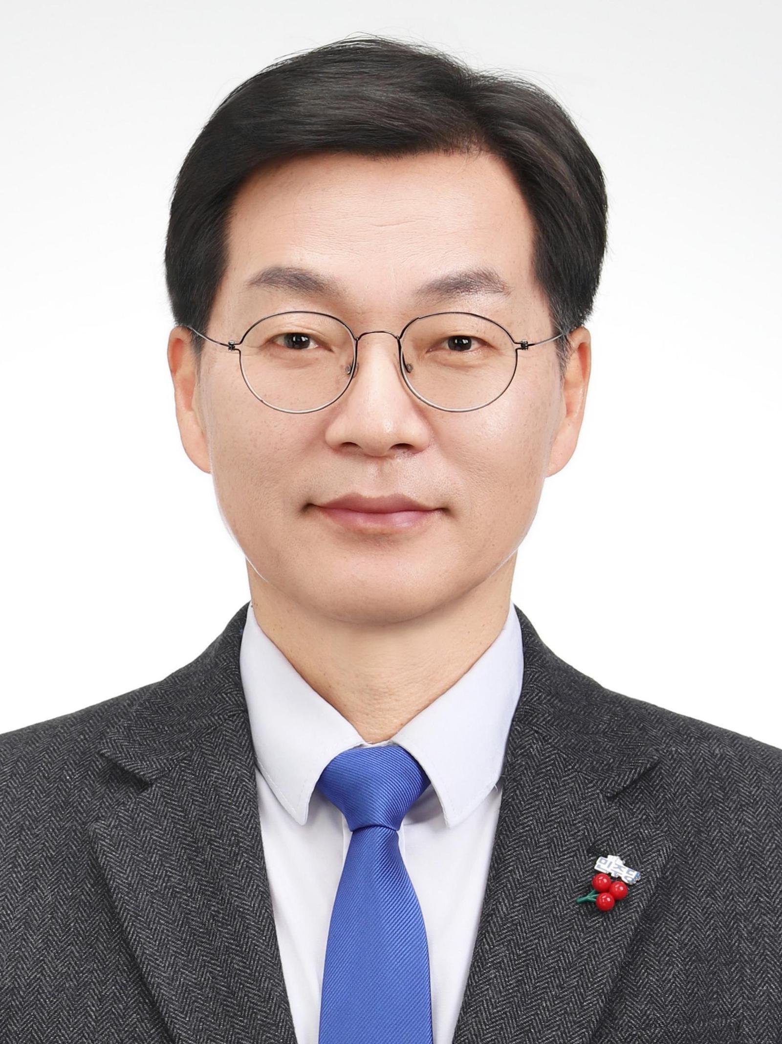 민선 31년 ‘보수 아성’ 강릉시장… 민주당 김중남 3수 끝 당선 유력