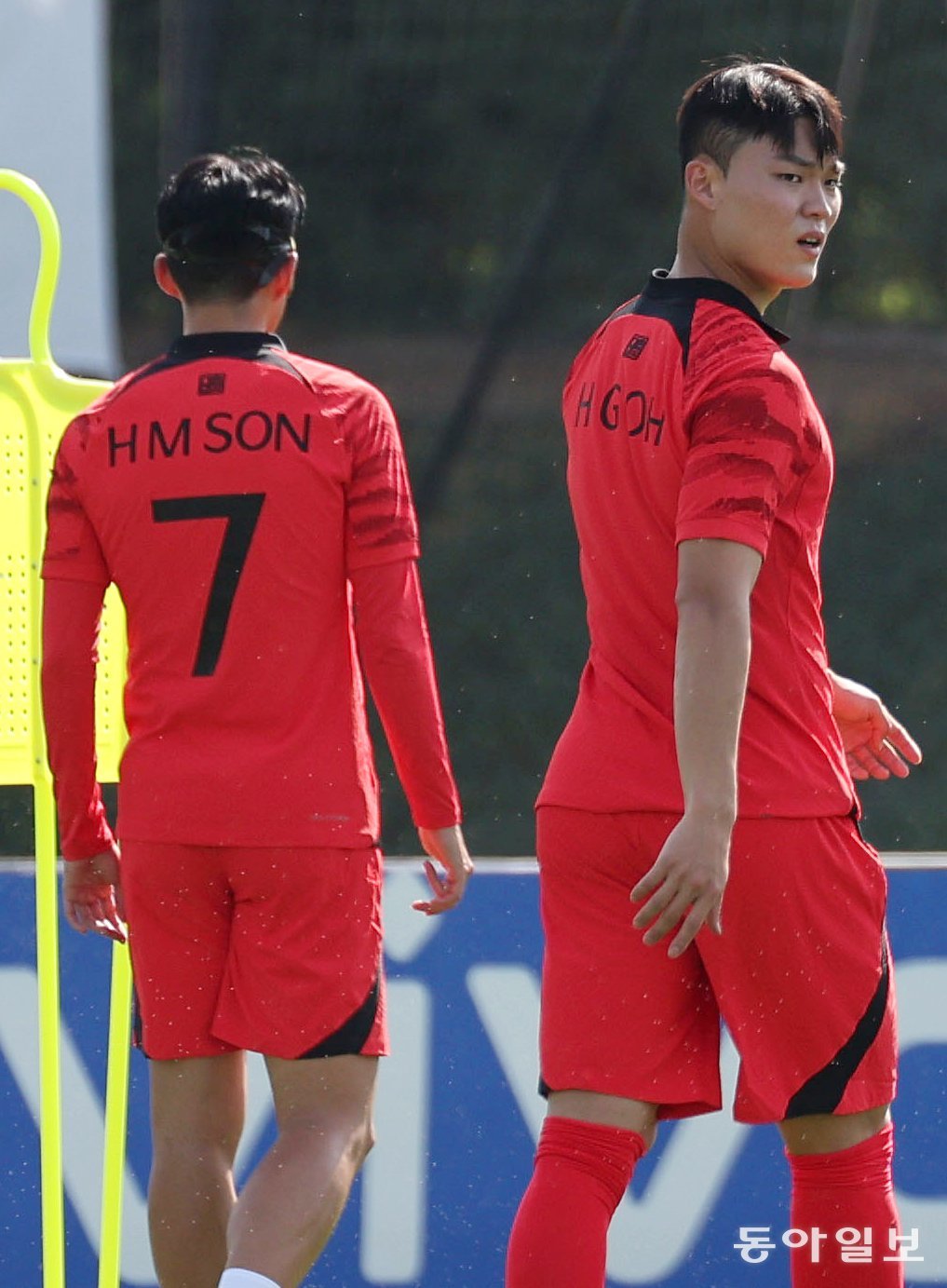 마침내 채운 ‘빈 자리’ 2022 카타르 월드컵 당시 한국 축구 대표팀과 동행한 ‘예비 선수’ 오현규(오른쪽)의 모습. 대표팀 정식 멤버인 손흥민(왼쪽)은 등번호 7번을 달았지만, 오현규의 유니폼에는 번호가 없다. 오현규는 대회 직전 안와 골절로 수술을 받은 손흥민의 회복이 더딜 경우를 대비한 카드였다. 카타르 월드컵 이후 한국 대표팀 핵심 공격수로 성장한 오현규는 2026 북중미 월드컵에선 등번호 18번을 달고 그라운드를 누빌 예정이다. 동아일보DB