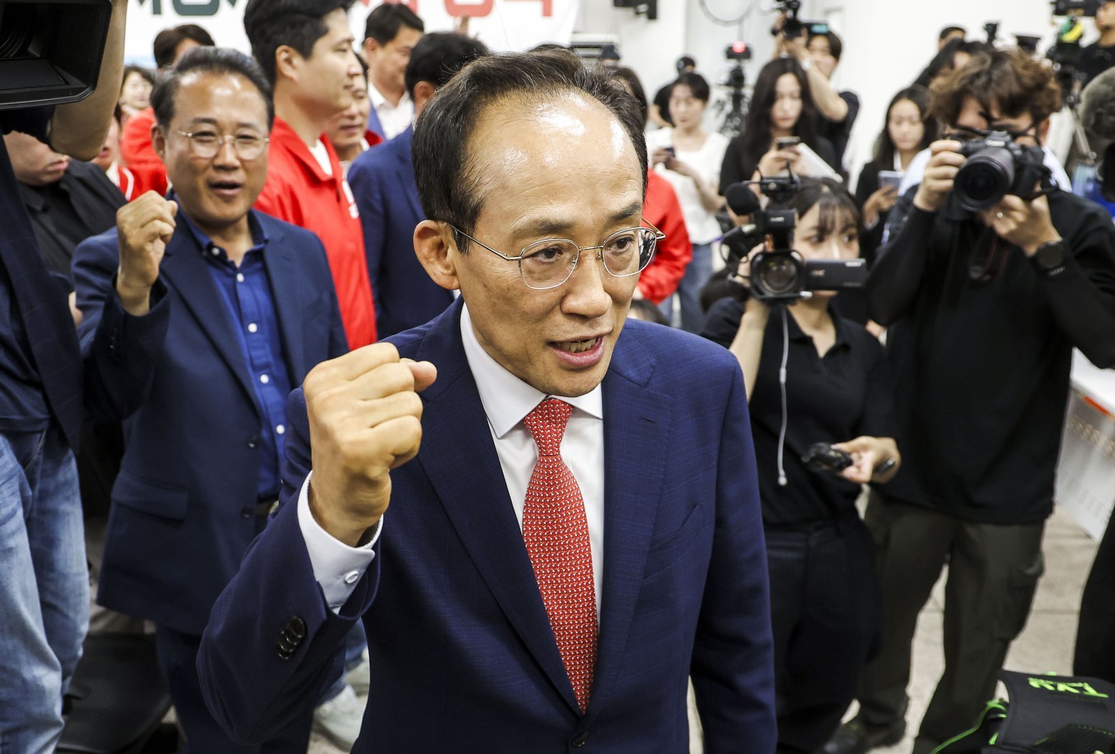 추경호 국민의힘 대구시장 후보가 3일 대구 수성구 국민의힘 대구시광역시당에 마련된 개표상황실에서 출구조사를 확인한 뒤 이동하며 주먹을 들어보이고 있다. 2026.06.03. 뉴시스