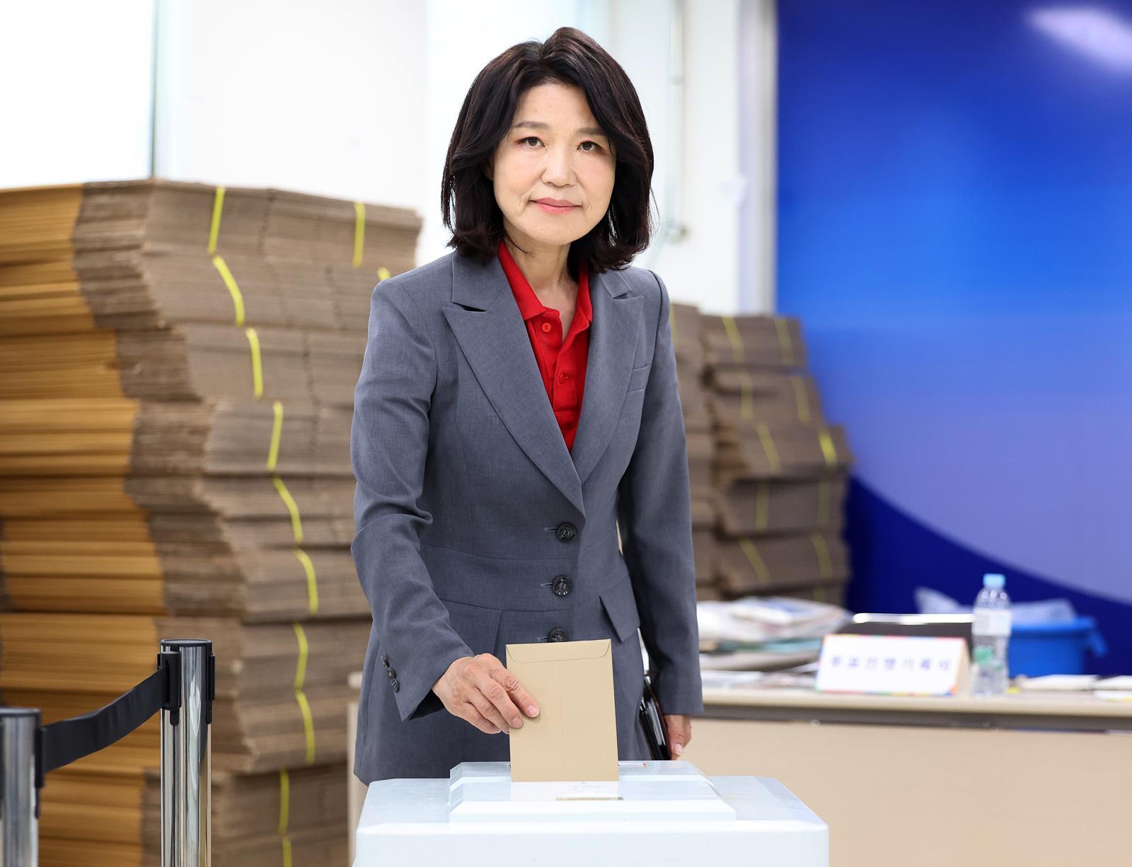 이진숙 국민의힘 대구 달성군 국회의원 후보가 29일 오전 대구 달성군선거관리위원회에 마련된 사전투표소에서 투표하고 있다. 2026.5.29 ⓒ 뉴스1