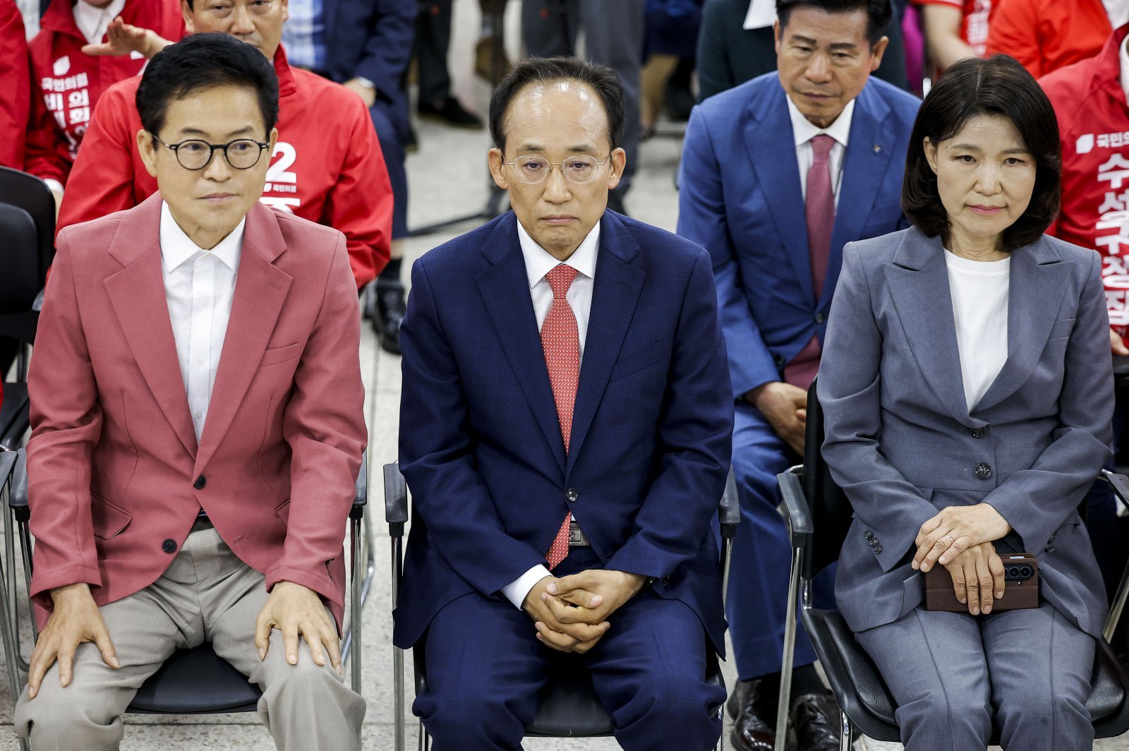 추경호 국민의힘 대구시장 후보와 이철우 경북도지사 후보, 이진숙 국민의힘 대구 달성군 국회의원 후보가 3일 대구 수성구 국민의힘 대구시광역시당에 마련된 개표상황실에서 출구조사를 확인하고 있다. 2026.06.03. [대구=뉴시스]