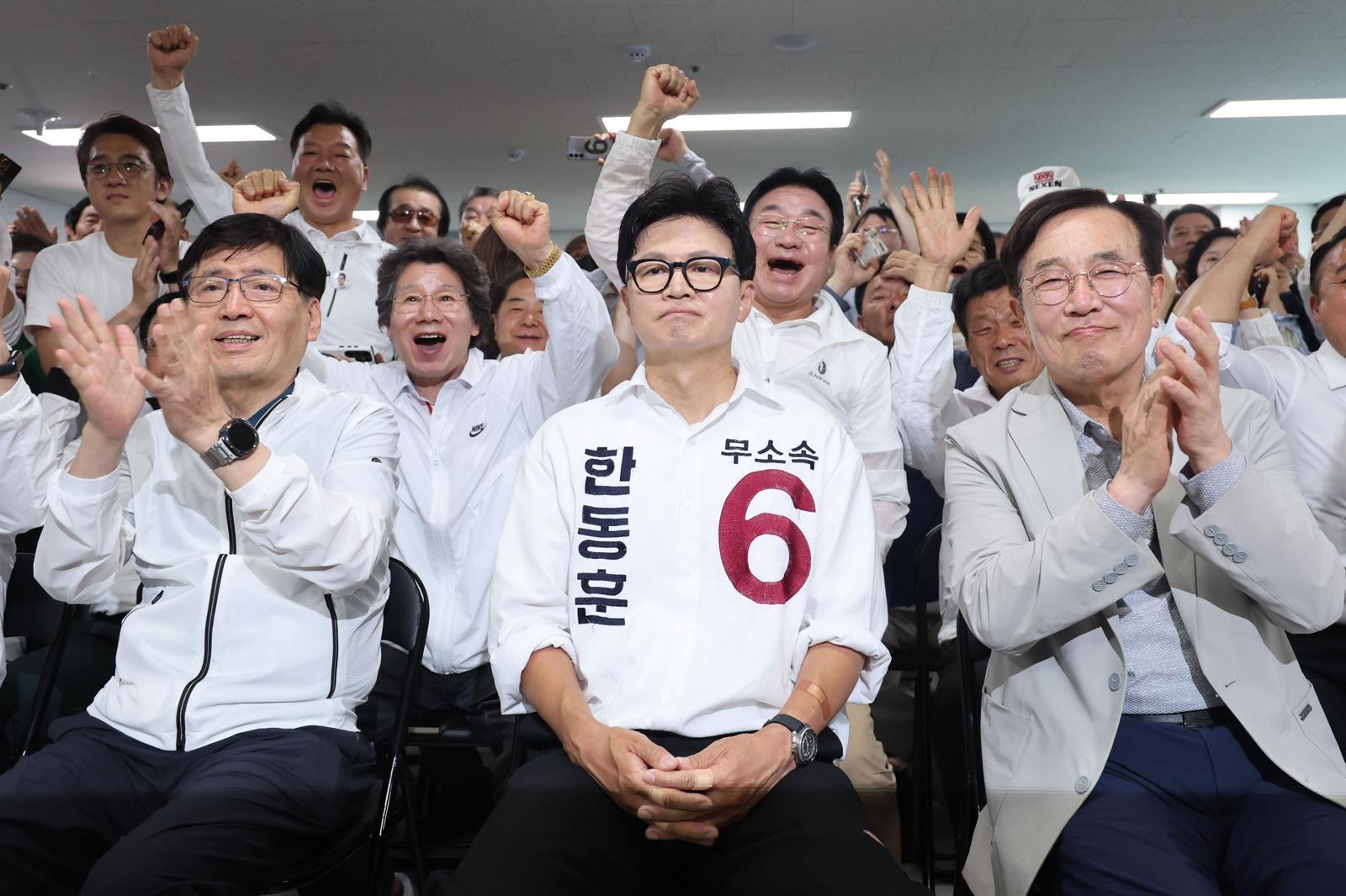 제9회 전국동시지방선거 및 국회의원 재보궐선거일인 3일 한동훈 무소속 부산 북구 갑 국회의원 후보가 부산 북구 한동훈 선거사무소에서 개표방송을 지켜보고 있다. 2026.06.03. [부산=뉴시스]