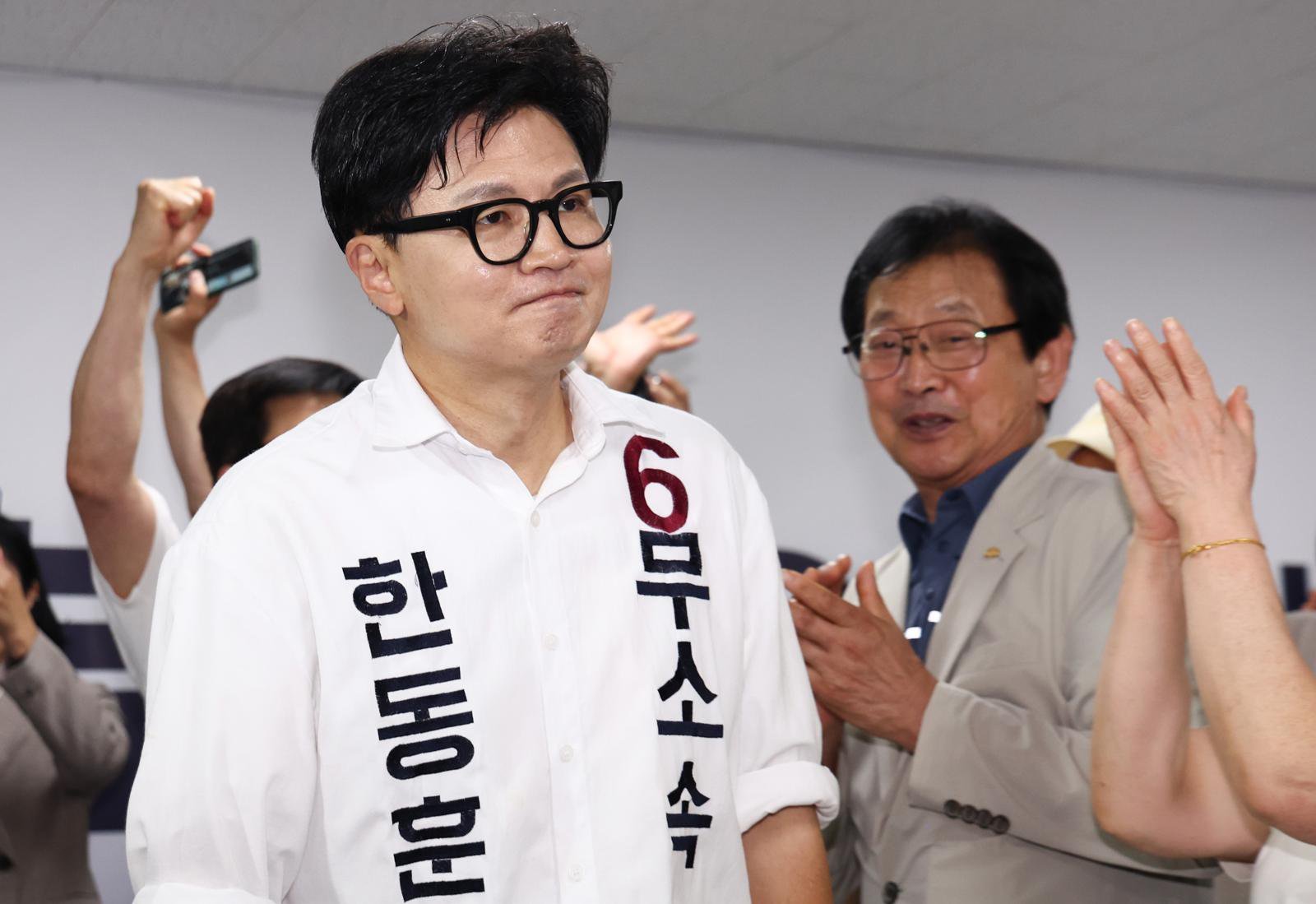 (부산=뉴스1) 최지환 기자 = 한동훈 무소속 부산 북구갑 국회의원 후보가 4일 새벽 부산 북구 선거사무소에 입장하고 있다. 2026.6.4