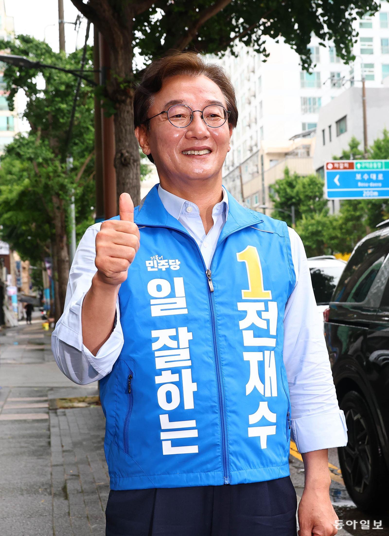 전재수 부산시장 후보가 2일 부산 중구 부평동에서 선거 마지막 표심 잡기에 나서고 있다. 전영한 기자 scoopjyh@donga.com