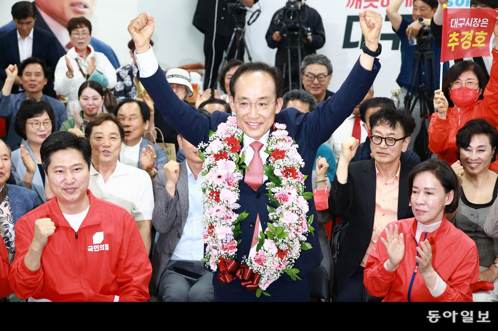 추경호 국민의힘 대구시장 후보가 4일 대구 수성구에 마련된 자신의 선거사무소에서 손을 들어 인사를 하고 있다. 송은석 기자 silverstone@donga.com