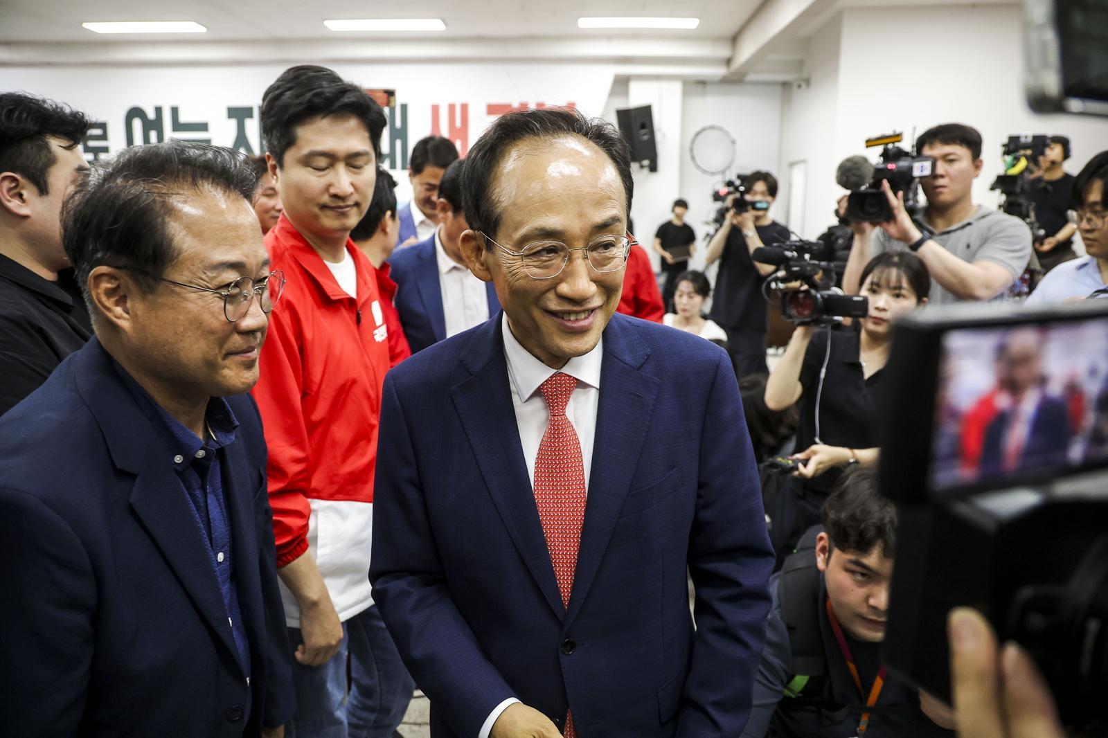추경호 국민의힘 대구시장 후보가 3일 대구 수성구 국민의힘 대구시광역시당에 마련된 개표상황실에서 출구조사를 확인한 뒤 이동하고 있다. 2026.06.03. 뉴시스