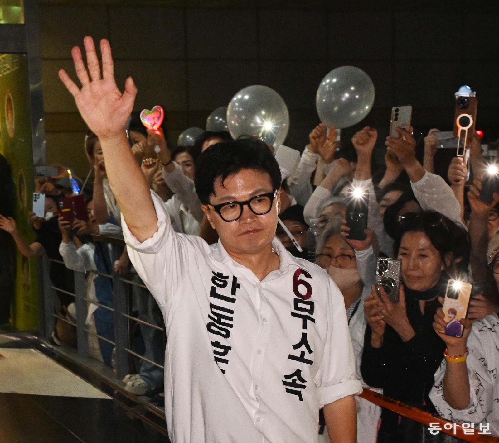 무소속 한동훈 손 번쩍
부산 북갑 국회의원 보궐선거에 출마한 무소속 한동훈 후보가 4일 부산 북구 선거사무소로 들어서며 지지자들에게 손을 들고 인사하고 있다. 부산=전영한기자 scoopjyh@donga.com