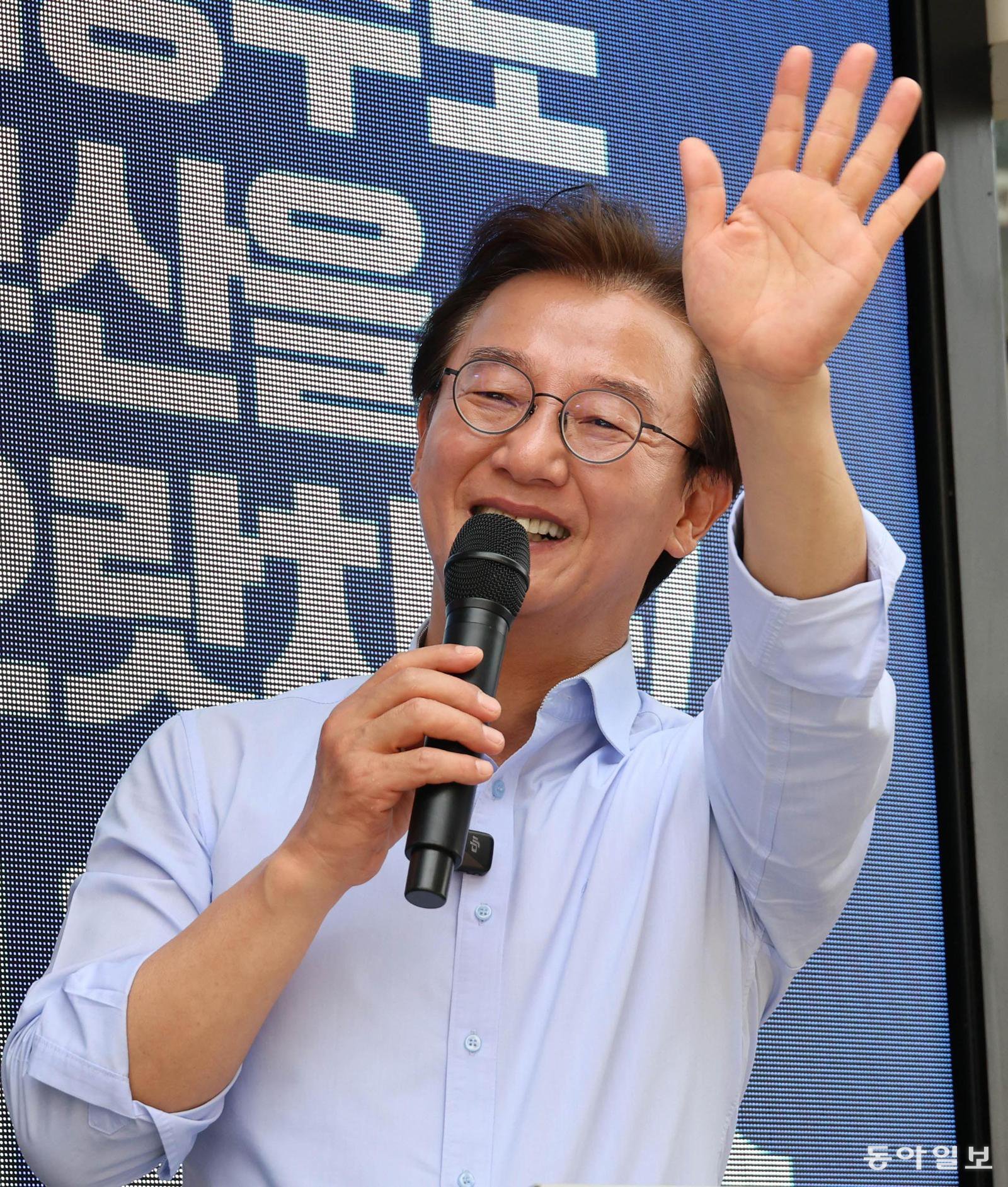 與 전재수, 5년만에 부산시장 탈환… 박형준 꺾어