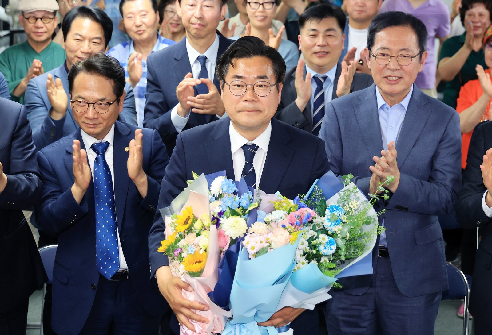 박찬대 더불어민주당 인천시장 후보가 4일 인천 미추홀구 선거사무소에서 당선이 확실시되자 지지자들로부터 축하를 받고 있다. (공동취재) 2026.06.04. [인천=뉴시스]