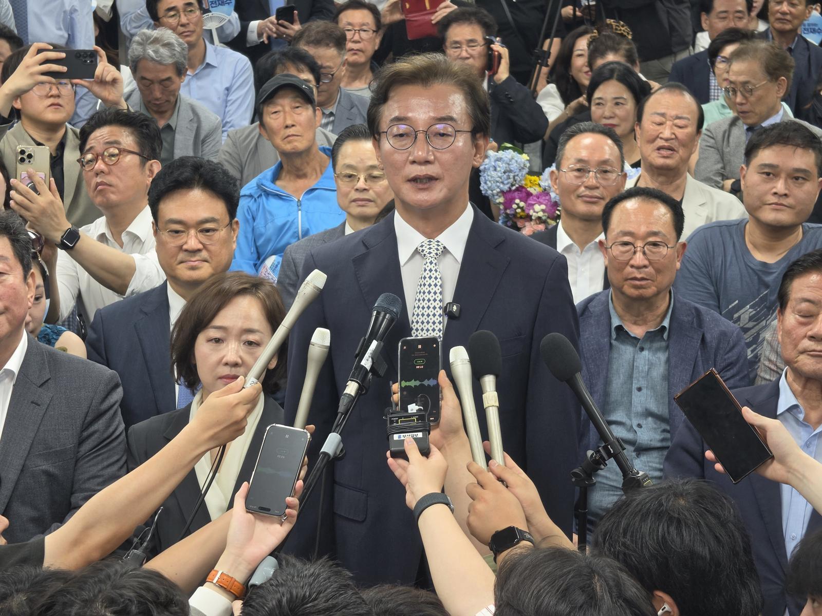 부산시장 선거에 출마한 더불어민주당 전재수 부산시장 후보자가 4일 부산 진구 선거사무소에서 당선 확정 후 소감을 발표 하고 있다. 전영한 기자 scoopjyh@donga.com