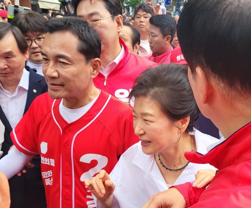 박근혜 전 대통령이 28일 강원 원주시 중앙시장을 방문해 김진태 국민의힘 강원지사 후보와 원강수 원주시장 후보를 비롯한 강원 지역 후보들 지지를 호소하고 있다. 2026.5.28/뉴스1