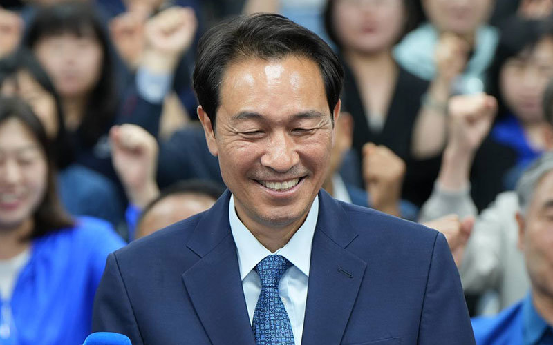 우상호 더불어민주당 강원특별자치도지사 후보가 4일 춘천시 민주당 강원도당에서 당선이 확실시되자 미소를 짓고 있다. (사진=우상호 캠프 제공) 2026.06.04 [춘천=뉴시스]
