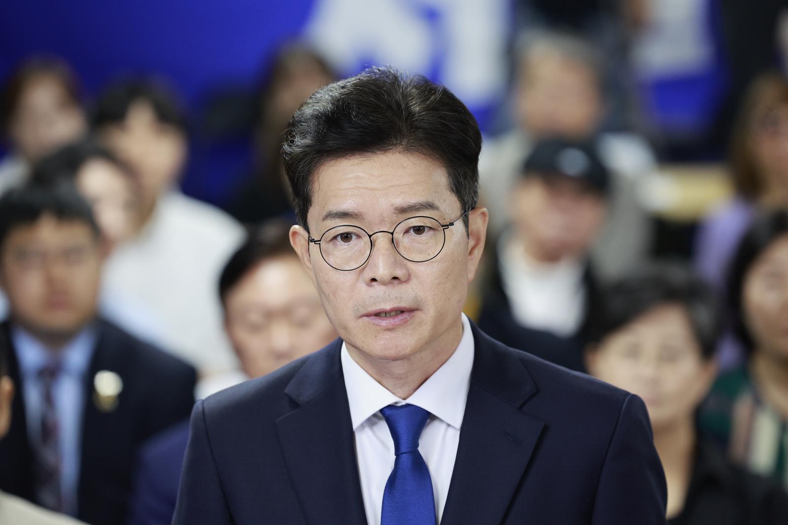 정원오 더불어민주당 서울시장 후보가 4일  오전 서울 중구 세종대로 캠프에서 제9회 전국동시지방선거 관련 입장을 밝히고 있다. 2026.6.4 뉴스1
