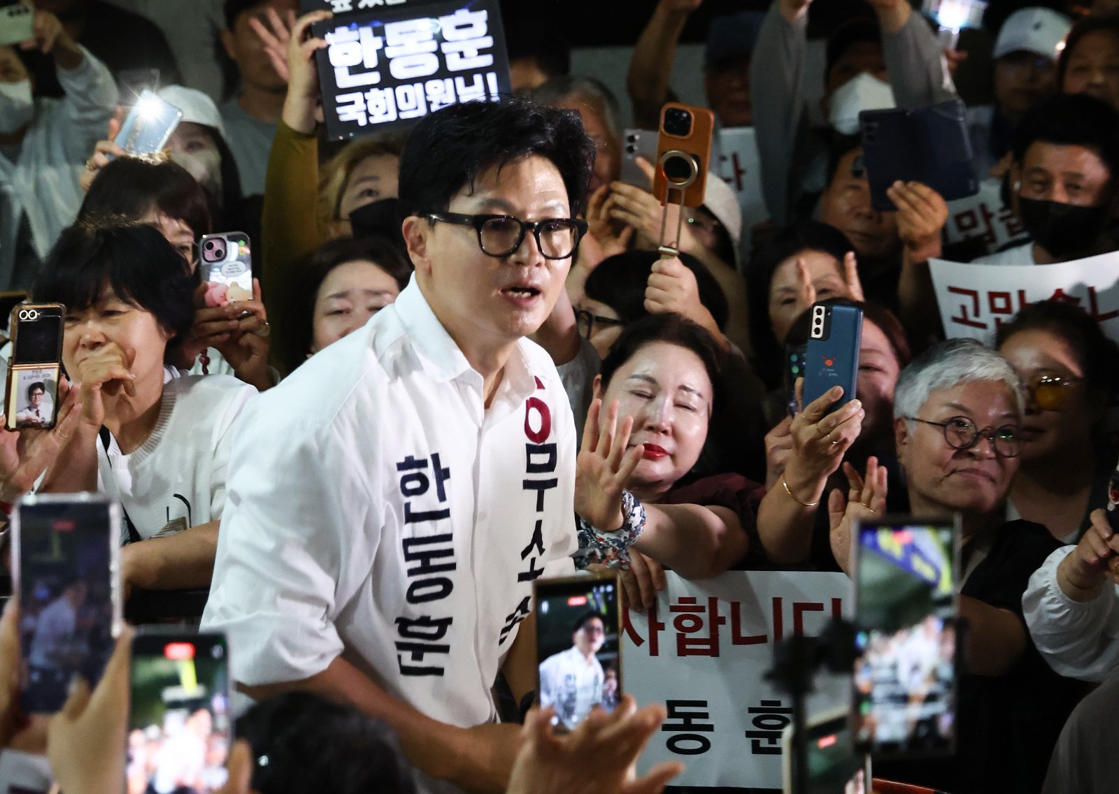 한동훈 무소속 부산 북구갑 국회의원 후보가 4일 새벽 부산 북구 선거사무소 앞에서 지지자들에게 감사 인사를 하고 있다. 2026.6.4 ⓒ 뉴스1