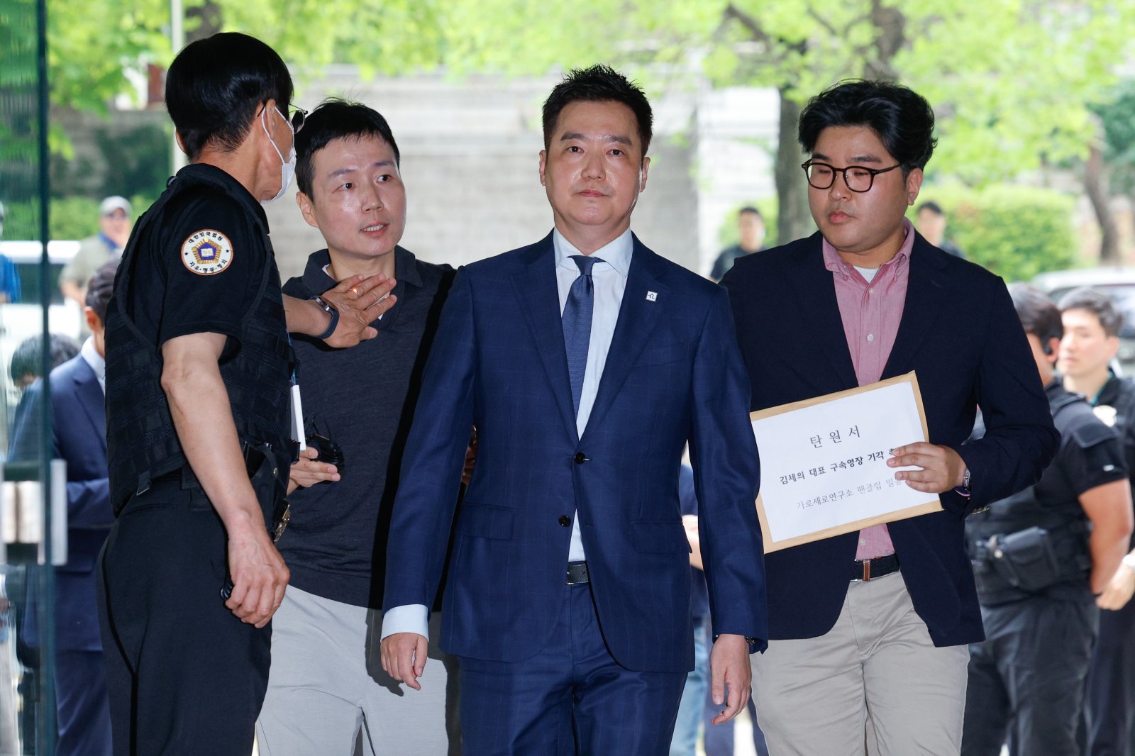 경찰, ‘김수현 명예훼손’ 가세연 김세의 구속 송치