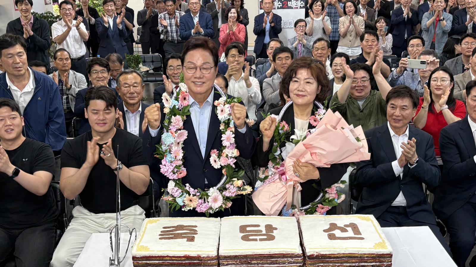 박완수 국민의힘 경남지사 후보가 3일 경남 창원시 성산구 자신의 선거사무소에서 제9회 전국동시지방선거 당선이 확실시 되자 배우자와 환호하고 있다.2026.6.4 뉴스1
