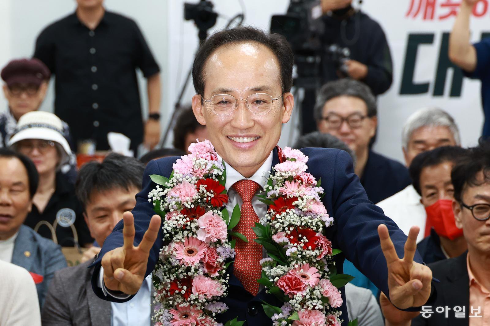 추경호 국민의힘 대구시장 후보가 4일 대구 수성구에 마련된 자신의 선거사무소에서 손을 들어 인사를 하고 있다. 대구=송은석 기자 silverstone@donga.com