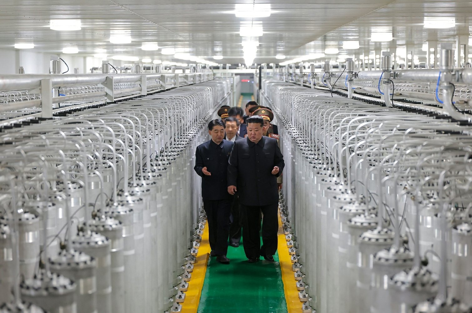 북한 노동당 기관지 노동신문은 4일 “김정은 동지께서 6월 3일 새로 조업한 핵물질 생산 공장을 현지지도했다”라고 보도했다. 신문은 이날 “핵무력을 기하급수적으로 강화할 앞으로의 방대한 계획 실행의 순차와 그 담보를 확정했다”고 전했다.   [국내에서만 사용가능. 평양 노동신문=뉴스1