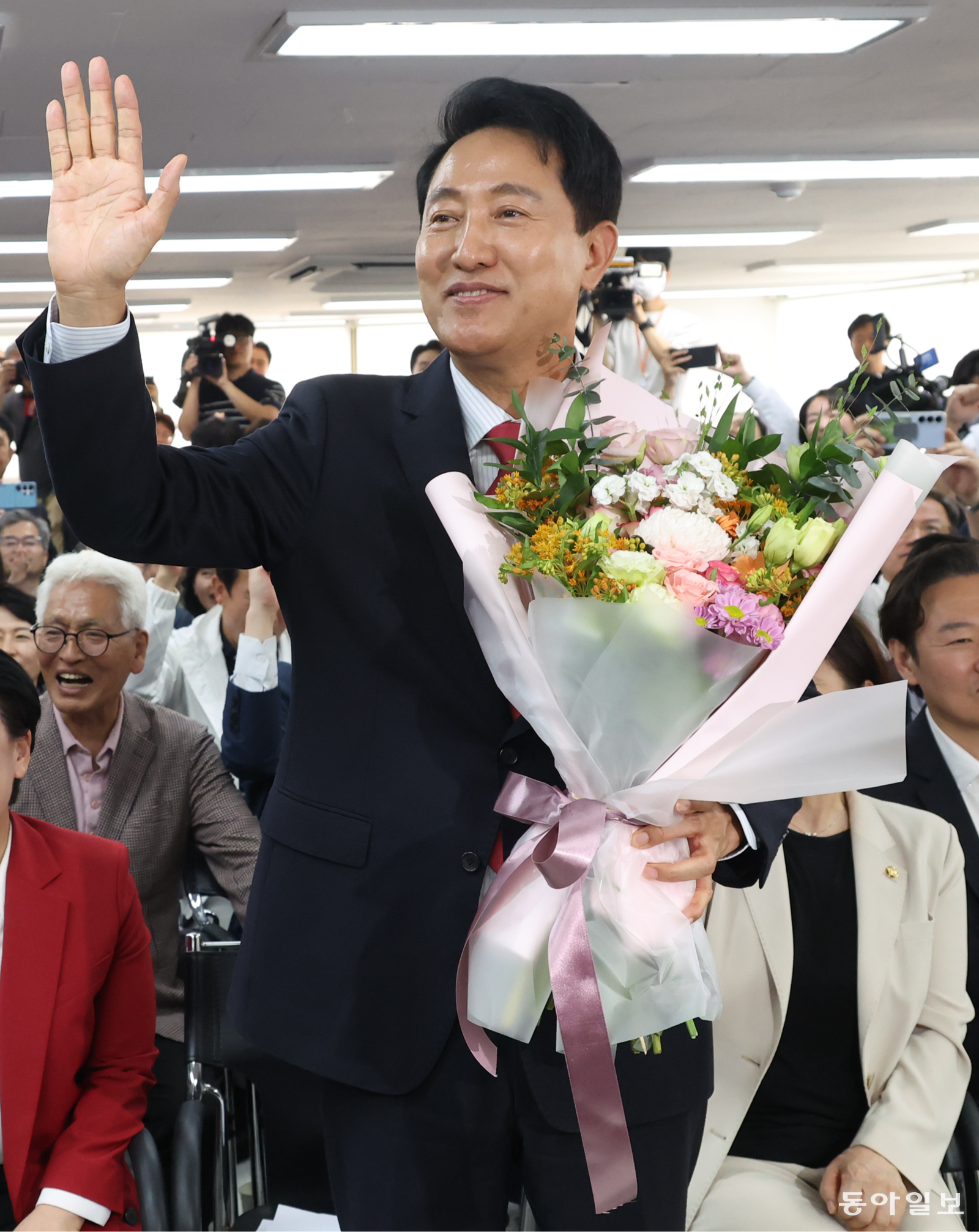 오세훈 서울시장 단선인이 4일 오전 서울 종로구 선거캠프에서 꽃다발 세리머니를 하고 있다. 양회성 기자 yohan@donga.com
