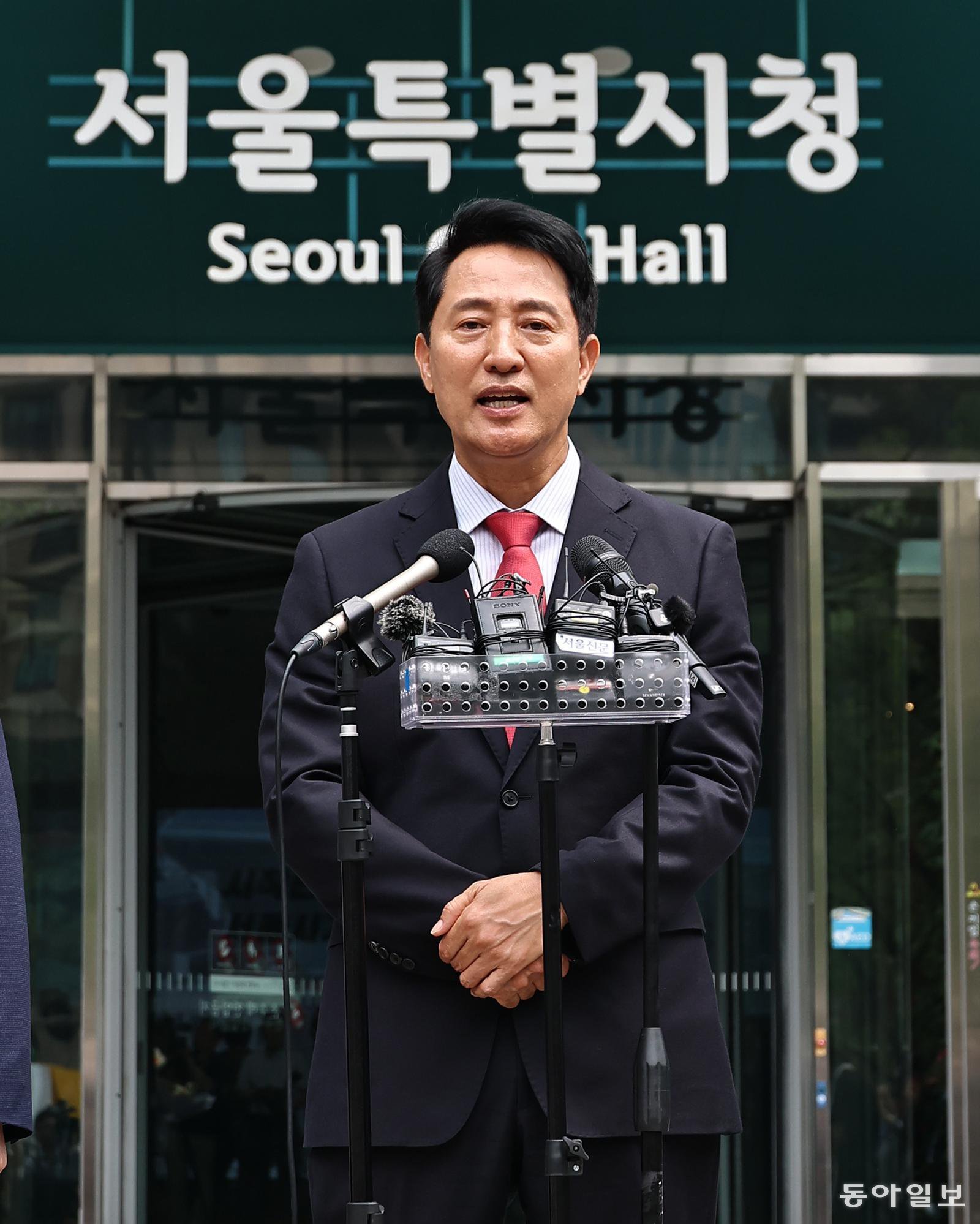 오세훈 서울시장 단선인이 4일 오전 서울시청 입구에서 당선 소감을 발표하고 있다. 양회성 기자 yohan@donga.com