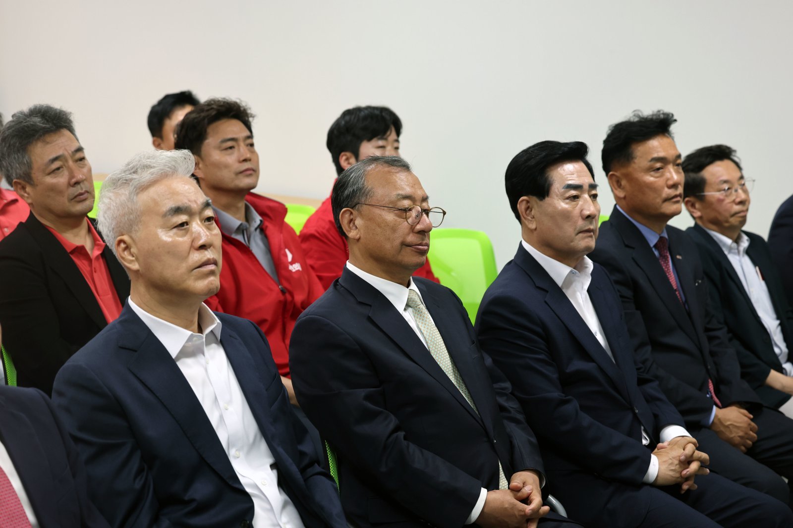 제9회 전국동시지방선거가 실시된 3일 오후 광주 서구 치평동 국민의힘 광주시당 당사에서 이정현 후보와 캠프 관계자들이 출구조사 결과를 확인하고 있다. 2026.6.3 뉴스1
