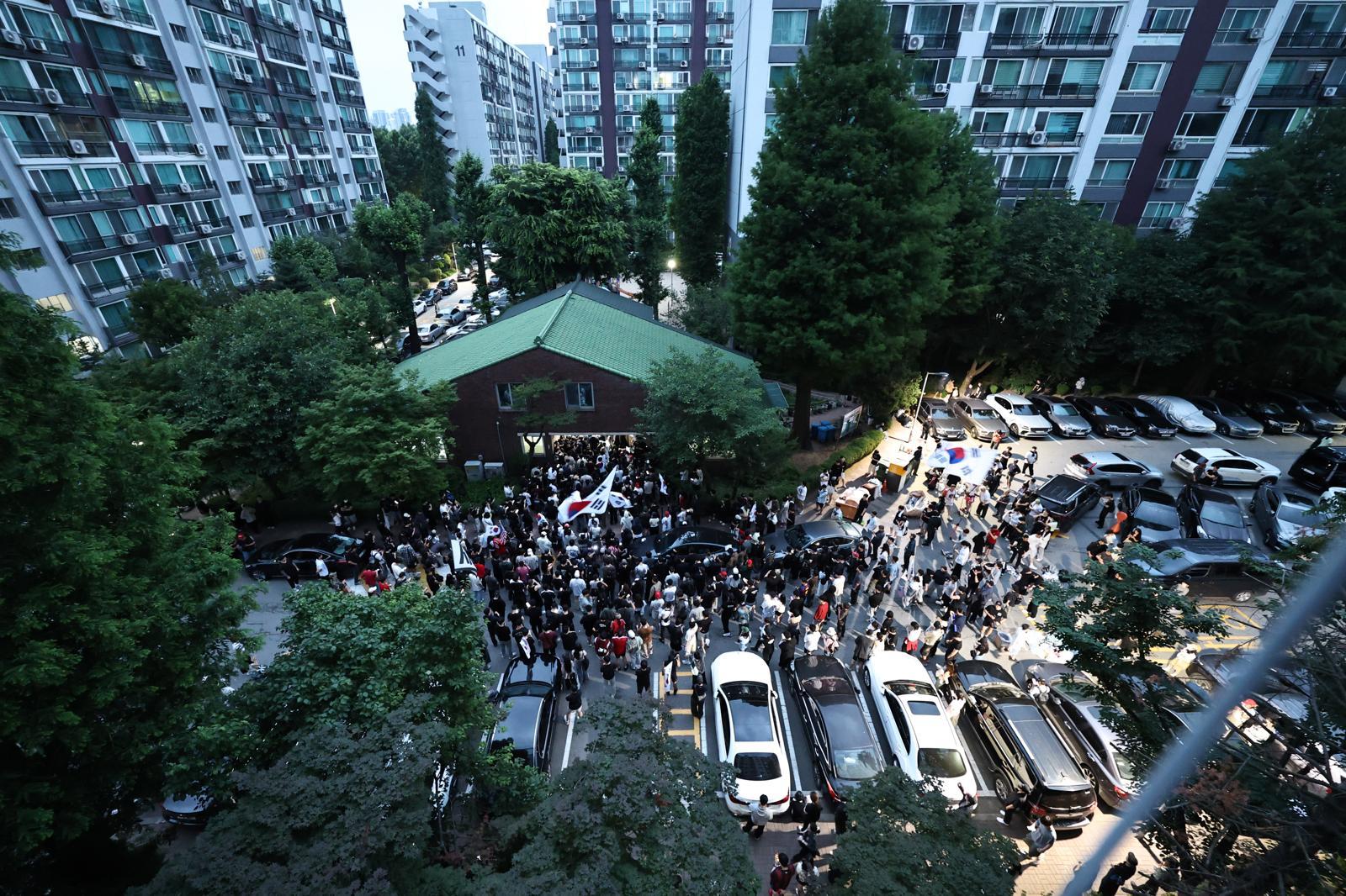 ‘용지 부족’ 잠실7동 투표소 대치 12시간째…2000여표 묶여