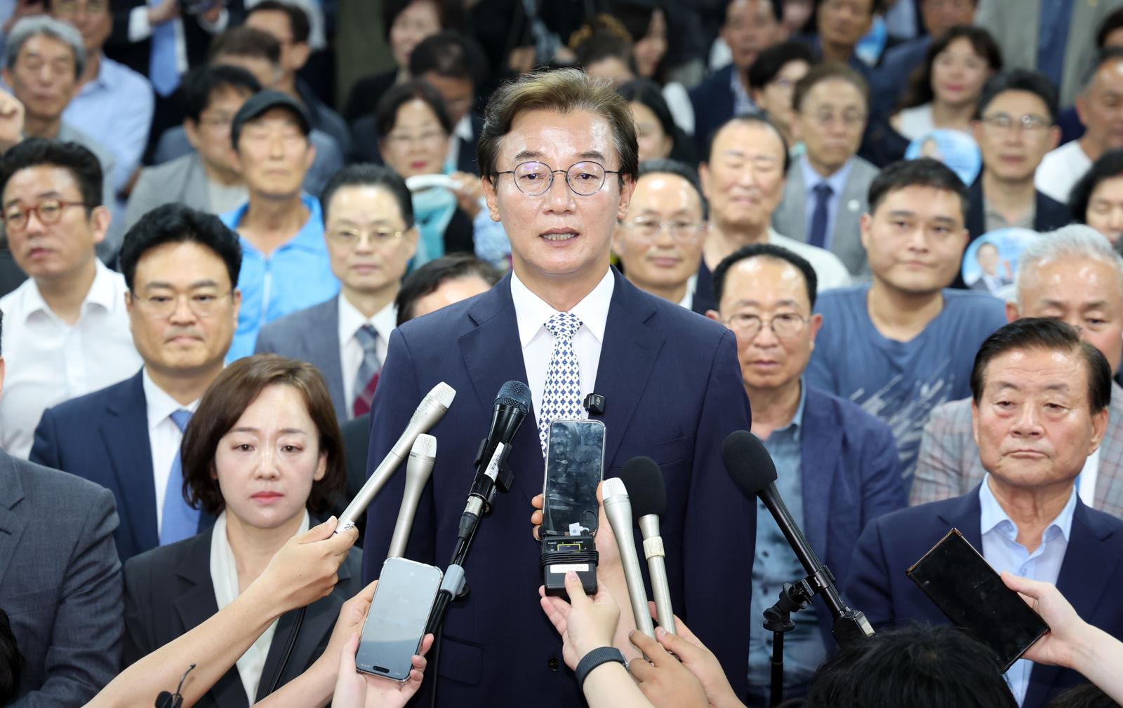 제9회 전국동시지방선거 부산시장 선거에 출마한 전재수 더불어민주당 후보가 4일 부산 부산진구 자신의 선거사무소에서 당선이 확실해지자 소감을 전하고 있다. 2026.06.04. 뉴시스