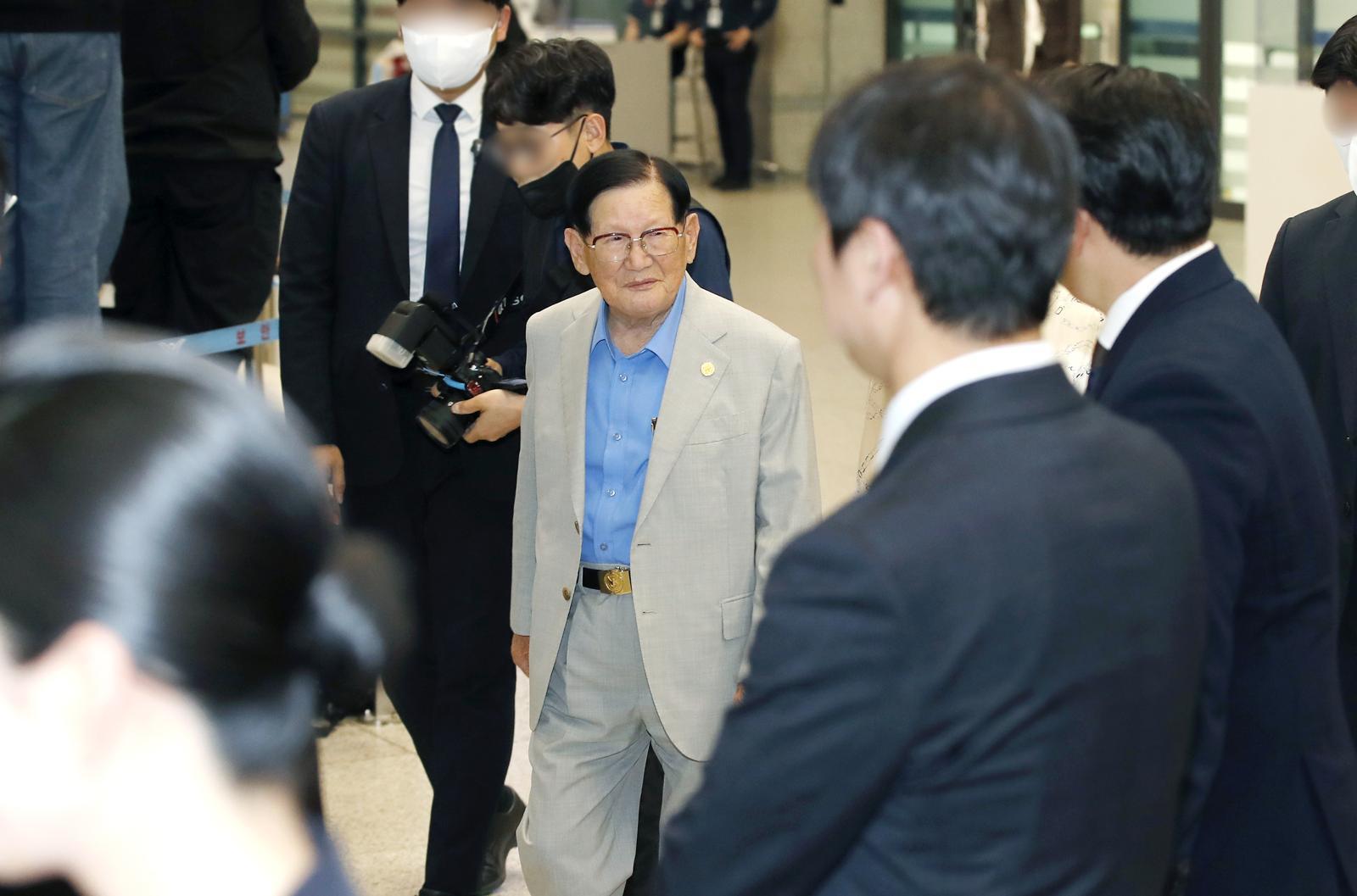 신천지 이만희, 검경 합수본 첫 출석…국힘 집단가입 의혹 ‘묵묵부답’