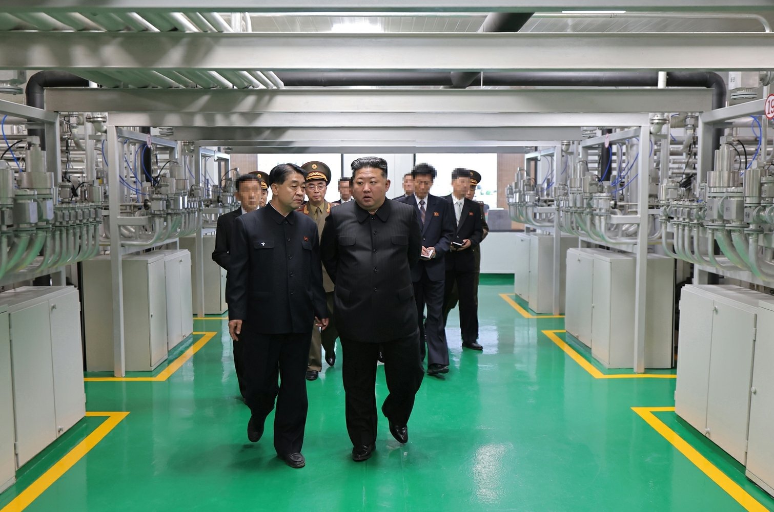 북한 노동당 기관지 노동신문은 4일 “김정은 동지께서 6월 3일 새로 조업한 핵물질 생산 공장을 현지지도했다”라고 보도했다. (평양 노동신문=뉴스1)