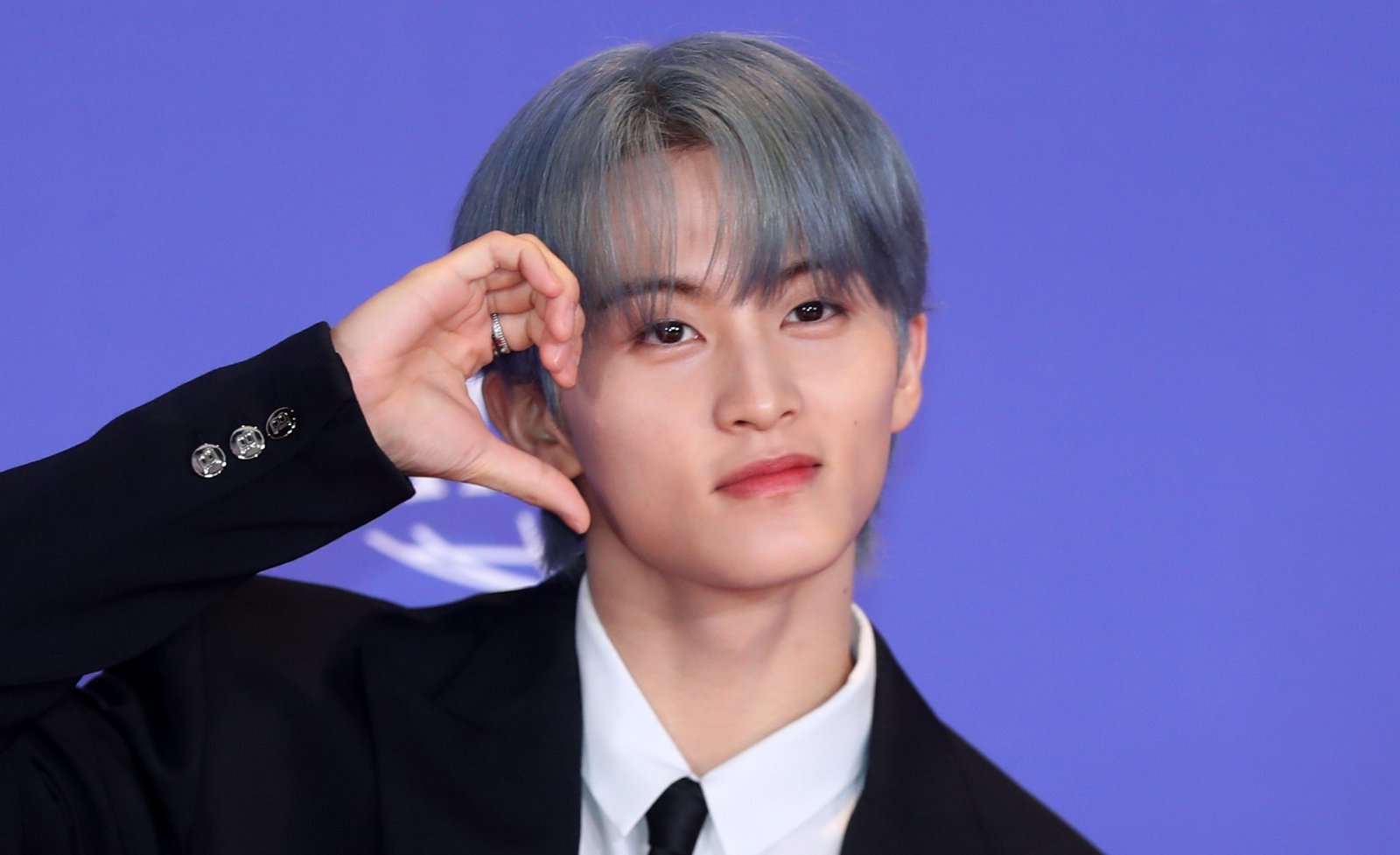 [서울=뉴시스] 김혜진 기자 = 그룹 엔시티 드림(NCT DREAM) 마크가 14일 오전 서울 송파구 롯데시네마 월드타워에서 열린 다섯 번째 정규앨범 ‘Go Back To The Future(고 백 투 더 퓨처)’ 발매 기념 기자간담회에 앞서 포즈를 취하고 있다. 2025.07.14. jini@newsis.com