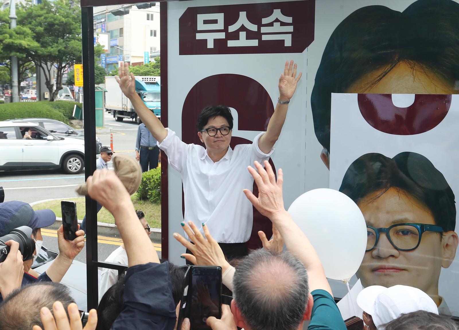 한동훈 무소속 부산 북구갑 국회의원 보궐선거 당선인이 4일 오후 부산 북구 선거사무소에서 당선 관련 기자회견을 마친 뒤 유세차에 올라 지지자들에게 감사의 인사를 하고 있다. 2026.6.4 뉴스1