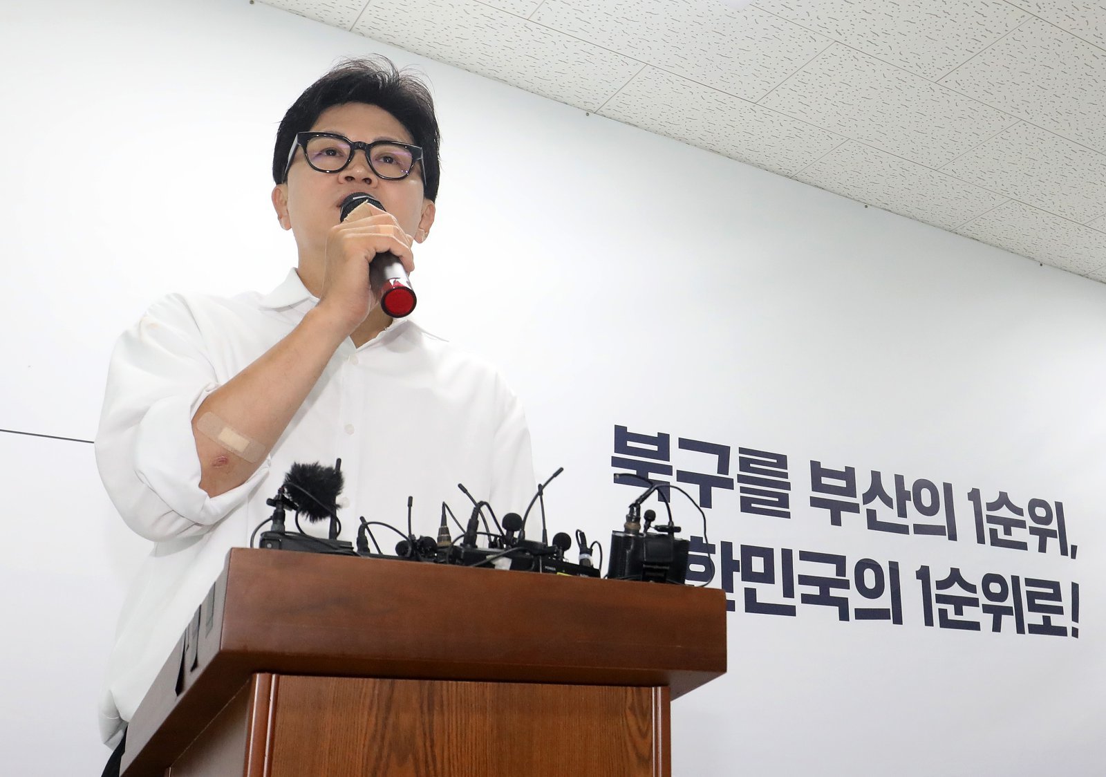 한동훈 무소속 부산 북구갑 국회의원 보궐선거 당선인이 4일 오후 부산 북구 선거사무소에서 당선 관련 기자회견을 하고 있다. 2026.6.4 뉴스1