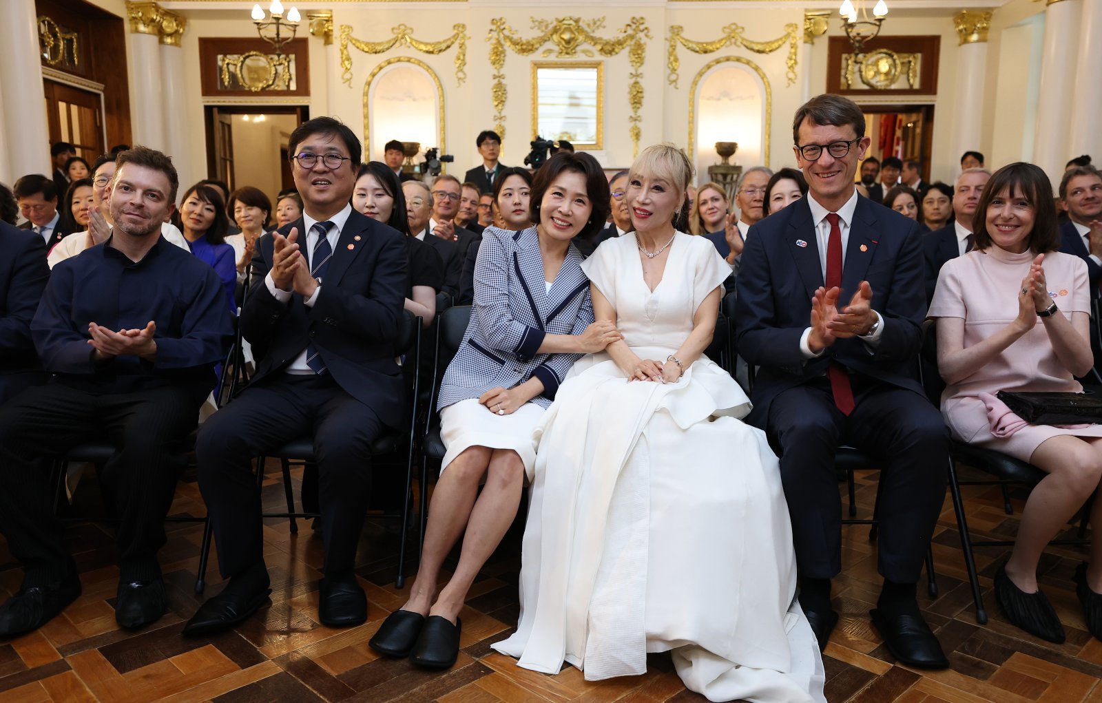김혜경 여사와 성악가 조수미가 4일 서울 덕수궁에서 열린 한국-프랑스 수교 140주년 기념행사에서 참석자들과 기념촬영을 하고 있다. (청와대통신사진기자단) 2026.06.04.