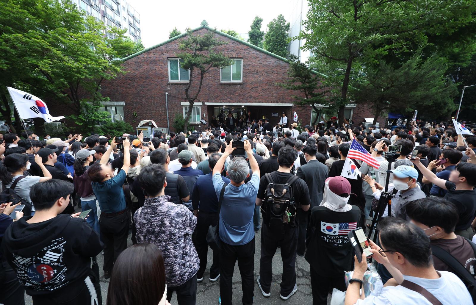 4일 제9회 전국동시지방선거 투표용지 부족 사태가 발생한 서울 송파구 잠실7동 제2투표소 앞에서 시민들이 투표함 반출을 막으며 구호를 외치고 있다. 2026.06.04. 서울=뉴시스