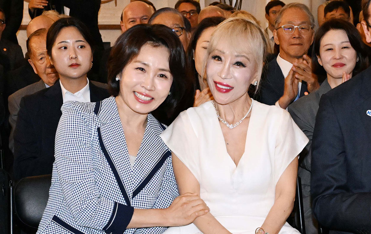 김혜경 여사가 4일 서울 덕수궁에서 열린 한국-프랑스 수교 140주년 기념행사에서 박수치고 있다. 오른쪽은 성악가 조수미. (청와대통신사진기자단) 2026.06.04.