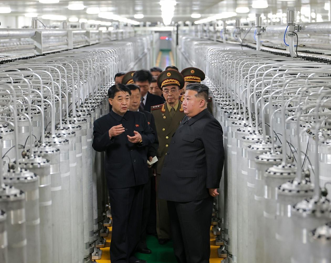 김정은 앞에 우라늄 핵폭탄 추정 도면 북한 김정은 국무위원장이 3일 우라늄 농축을 위한 원심 분리기로 가득한 공장을 둘러보고 있다. 노동신문은 이 시설을 ‘새로운 핵물질 생산 공장’이라고 칭하며 이 공장이 핵물질 생산 능력을 대폭 확대한 시설임을 시사했다. 노동신문 뉴스1