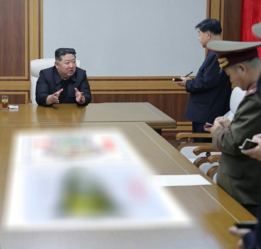 김정은 앞에 우라늄 핵폭탄 추정 도면 김 위원장이 주재한 회의 현장 테이블 위에 모자이크 처리된 도면이 펼쳐져 있는 모습. 우라늄 핵폭탄 및 핵탄두 도면으로 추정된다. 노동신문 뉴스1