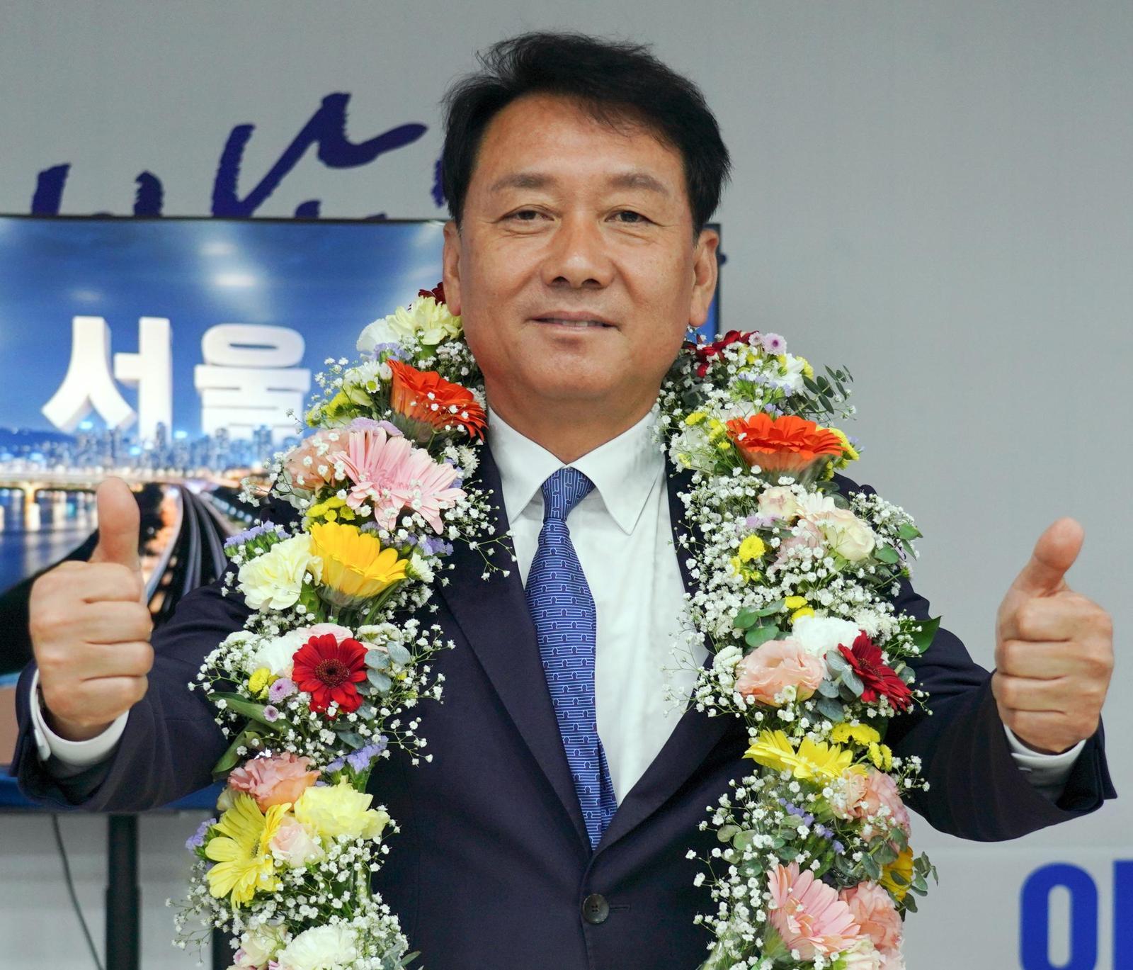 경기 하남갑 국회의원 보궐선거에서 당선된 더불어민주당 이광재 당선인이 4일 캠프에서 포즈를 취하고 있다. 이광재 캠프 제공