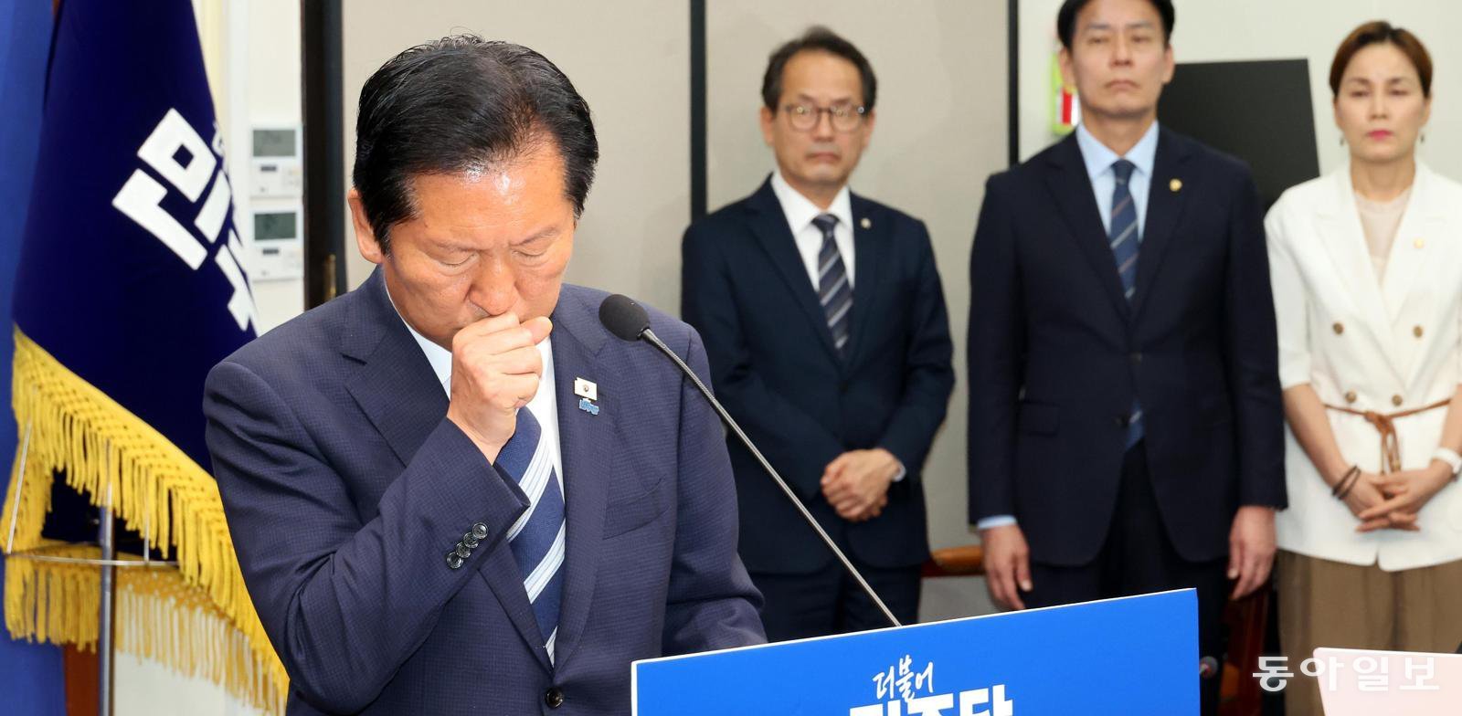 더불어민주당 정청래 대표가 4일 오전 서울 여의도 국회에서 6·3 지방선거 관련 기자회견을 하던 중 기침을 하고 있다. 정 대표는 “전국적으로 민주당에 큰 승리를 안겨주신 국민께 깊이 감사드린다. 다만 서울을 탈환하지 못해 아프다”고 밝혔다. 이훈구 기자 ufo@donga.com
