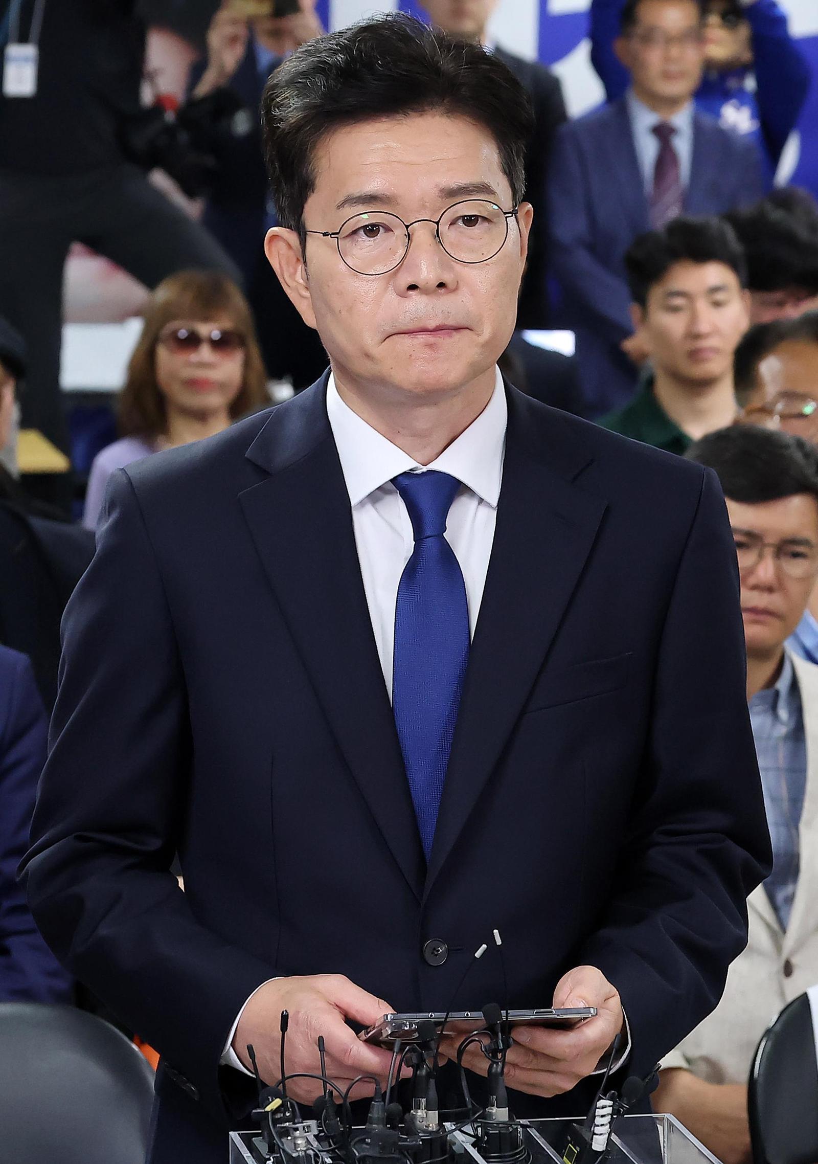 정원오 승복
서울시장 선거에서 낙선한 더불어민주당 정원오 후보가 4일 오전 서울 중구 세종대로 캠프에서 승복 입장을 밝히고 있다. 뉴스1