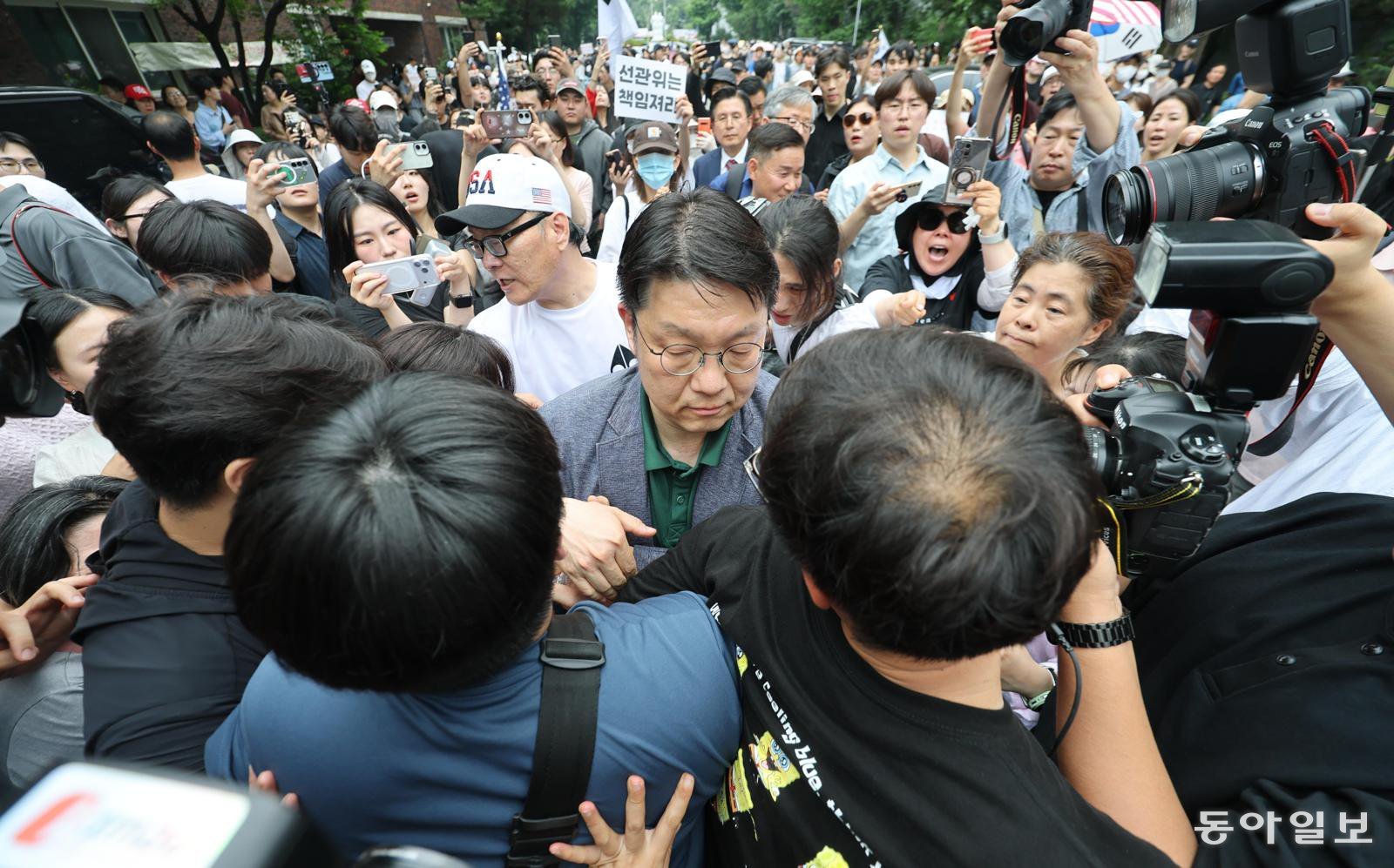 항의 인파에 막힌 서울선관위 사무총장
김범진 서울시선거관리위원회 사무처장(가운데)이 4일 서울 송파구 잠실7동 제2투표소를 찾았다가 시위 참가자들에게 가로막혀 이동하지 못하고 서 있다. 이곳에서는 전날 6·3 지방선거 본투표 과정에서 발생한 투표용지 부족 사태에 항의하는 시위가 이틀째 이어졌다. 이한결 기자 always@donga.com